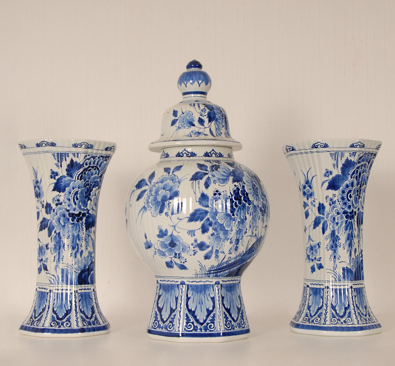 Royal Delft Garniture von 3 Vasen Chinoiserie Becher und Baluster Vasen, Paar im Zustand „Gut“ im Angebot in Wommelgem, VAN