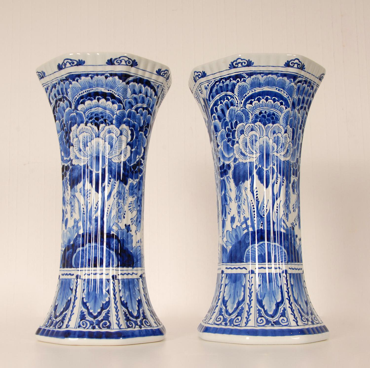 20th Century Royal Delft Garniture of 3 Vases Chinoiserie Beaker and Baluster Vases a pair For Sale