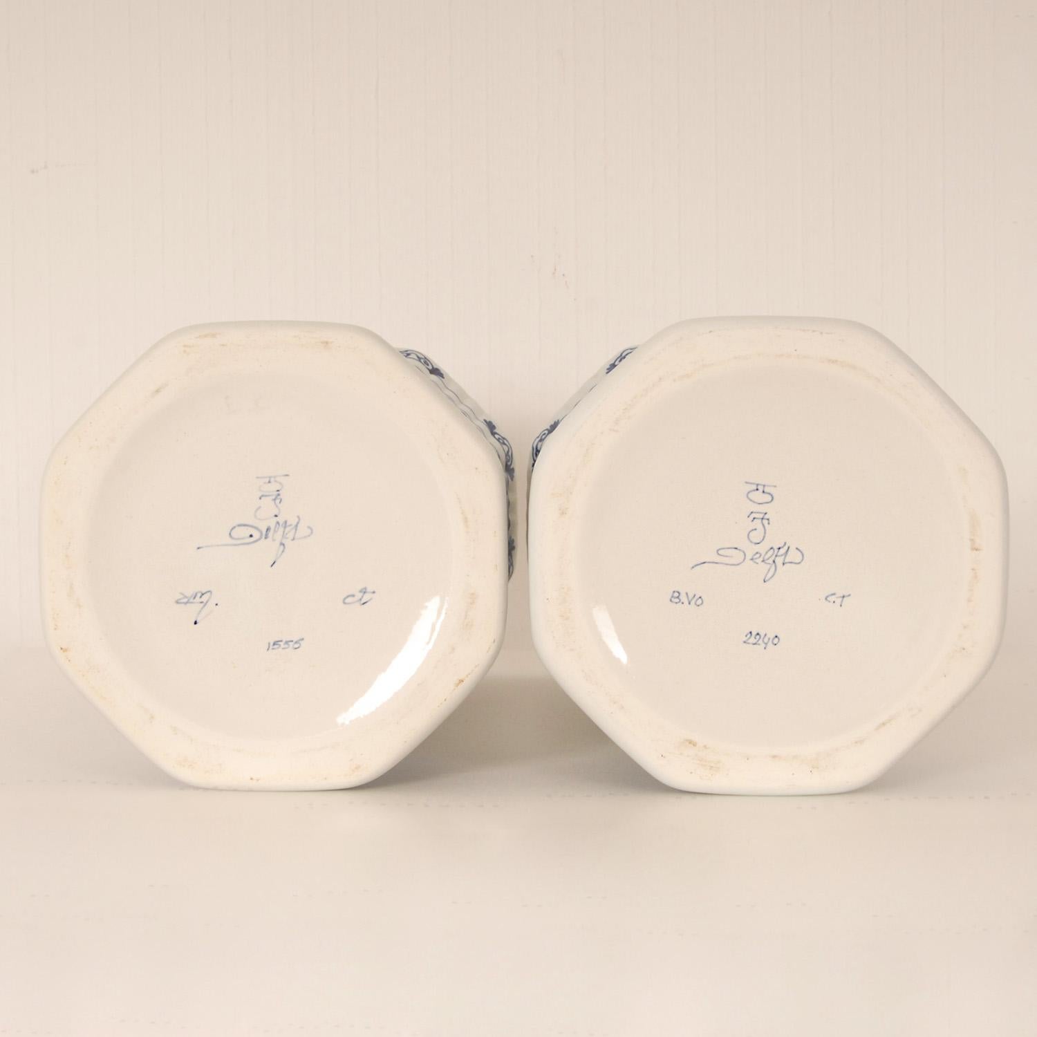 Royal Delft Garniture von 3 Vasen Chinoiserie Becher und Baluster Vasen, Paar (Tonware) im Angebot