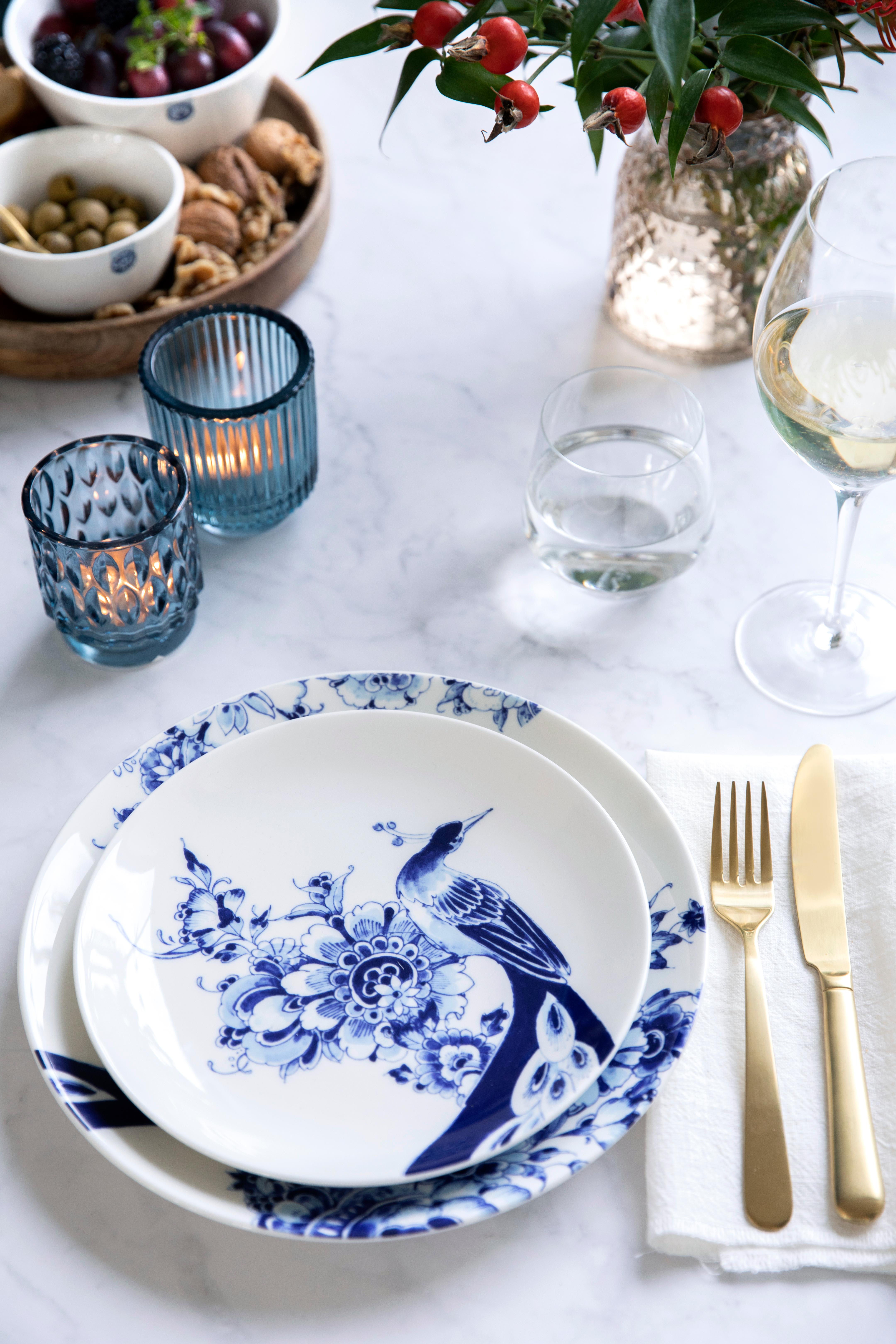 Royal Delft hand made porcelain coupe Dinnerware Set of 24 pieces For Sale 2