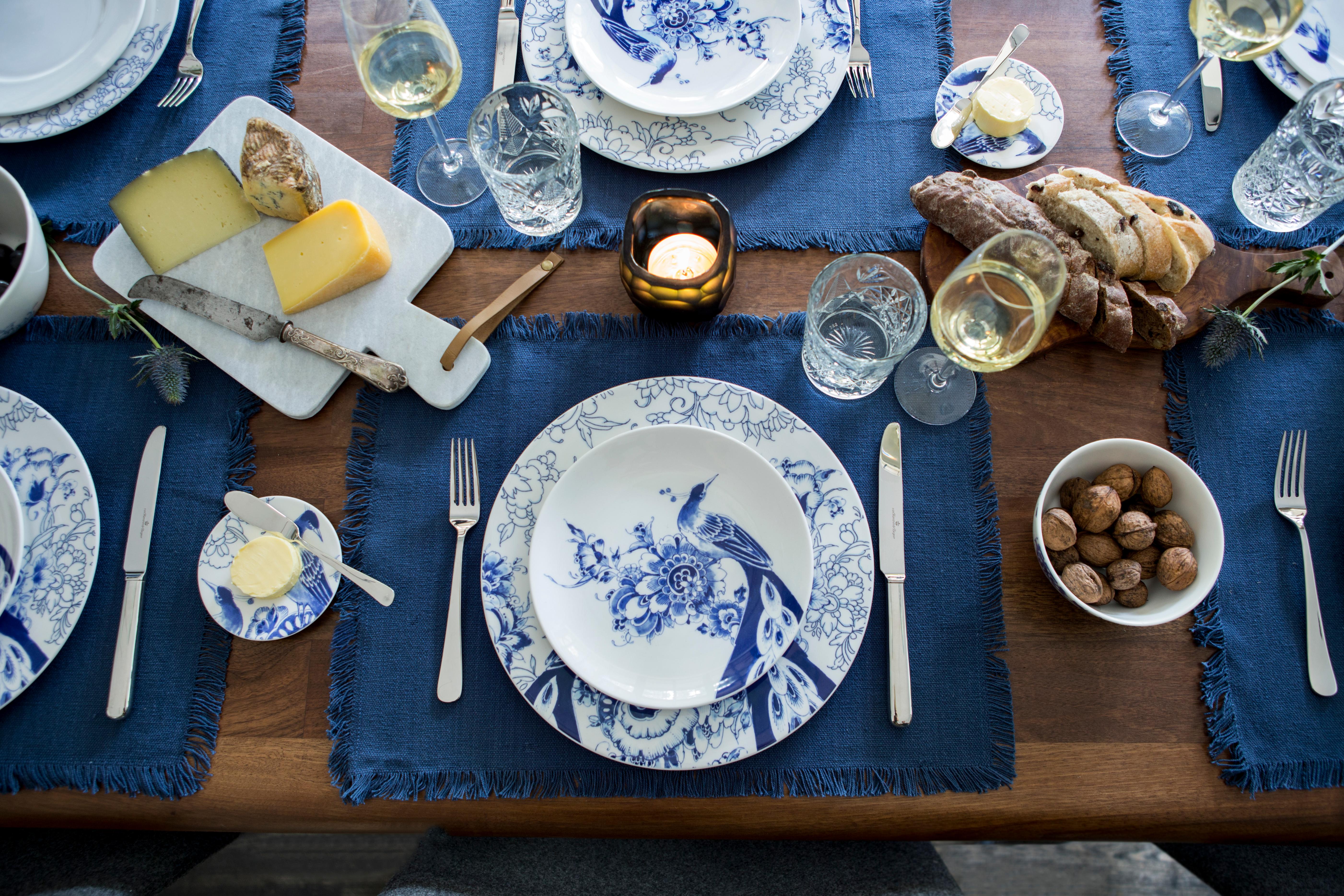 Porcelain Royal Delft hand made porcelain coupe Dinnerware Set of 24 pieces For Sale