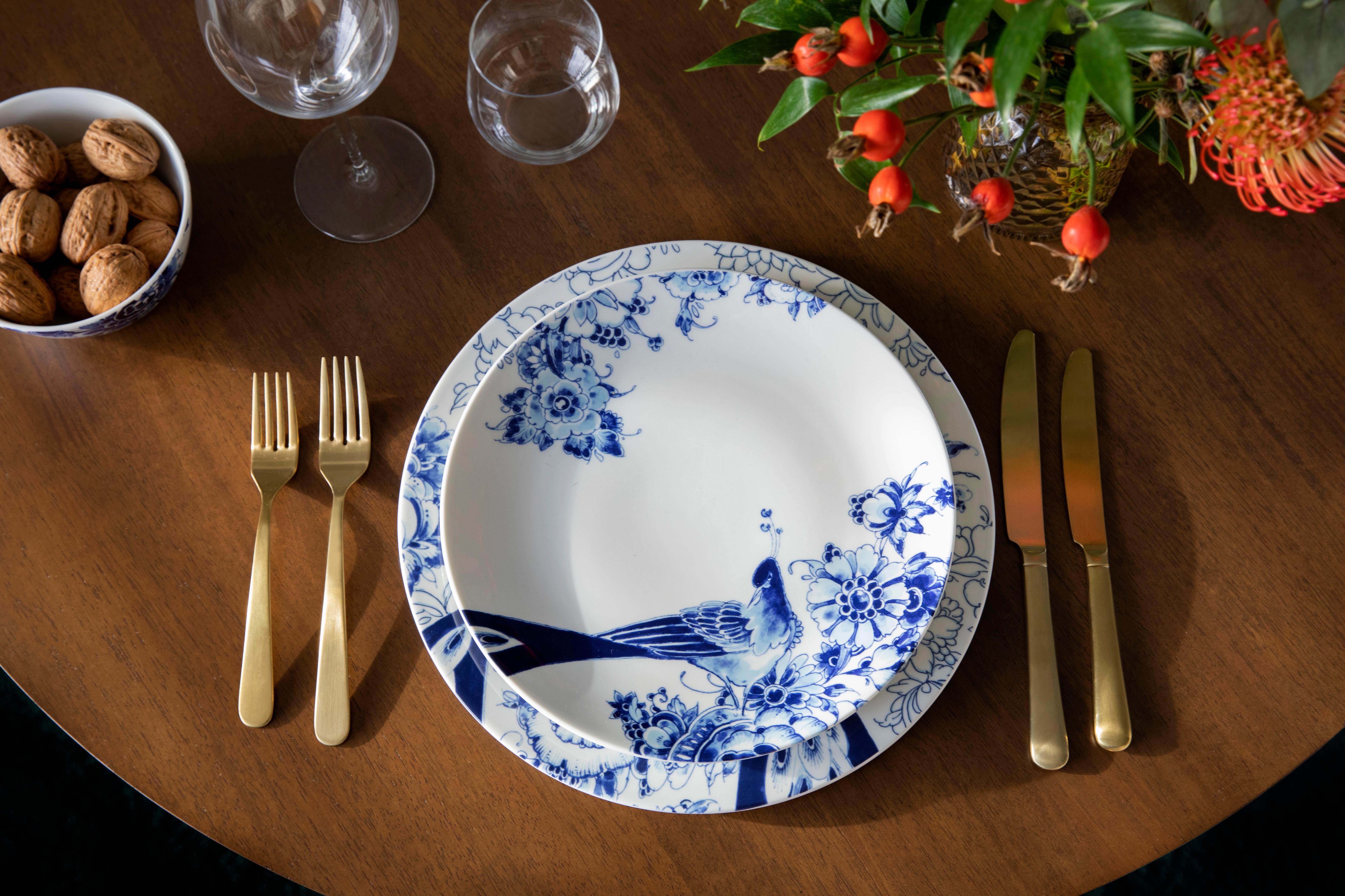 Royal Delft hand made porcelain coupe Dinnerware Set of 24 pieces For Sale 1
