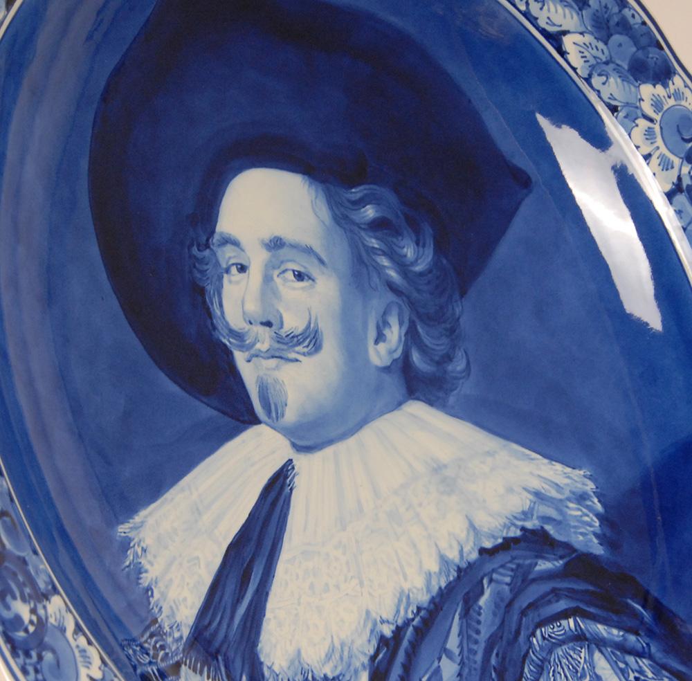 Plato de retrato Royal Delft Plato de gabinete Frans Hals Azul y blanco en venta 3