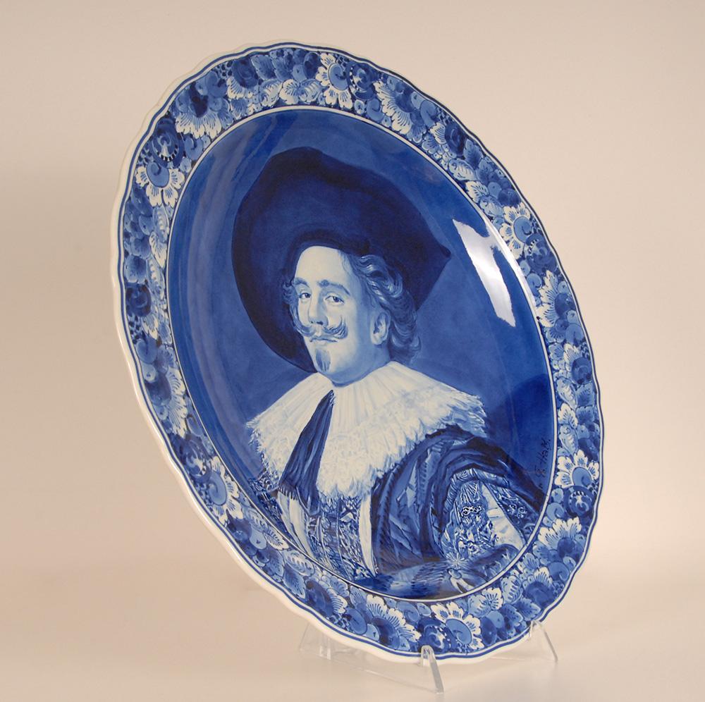 Plato de retrato Royal Delft Plato de gabinete Frans Hals Azul y blanco en venta 4