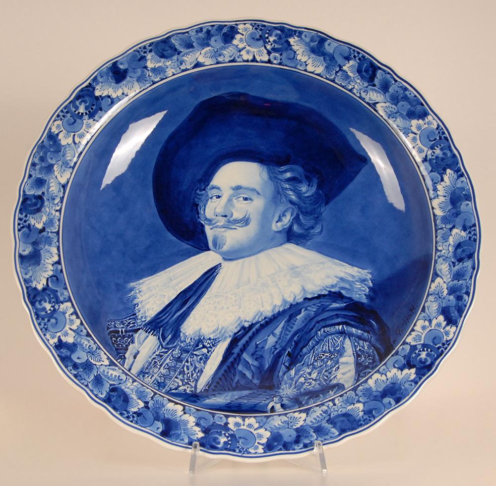 Plato de retrato Royal Delft Plato de gabinete Frans Hals Azul y blanco en venta 5