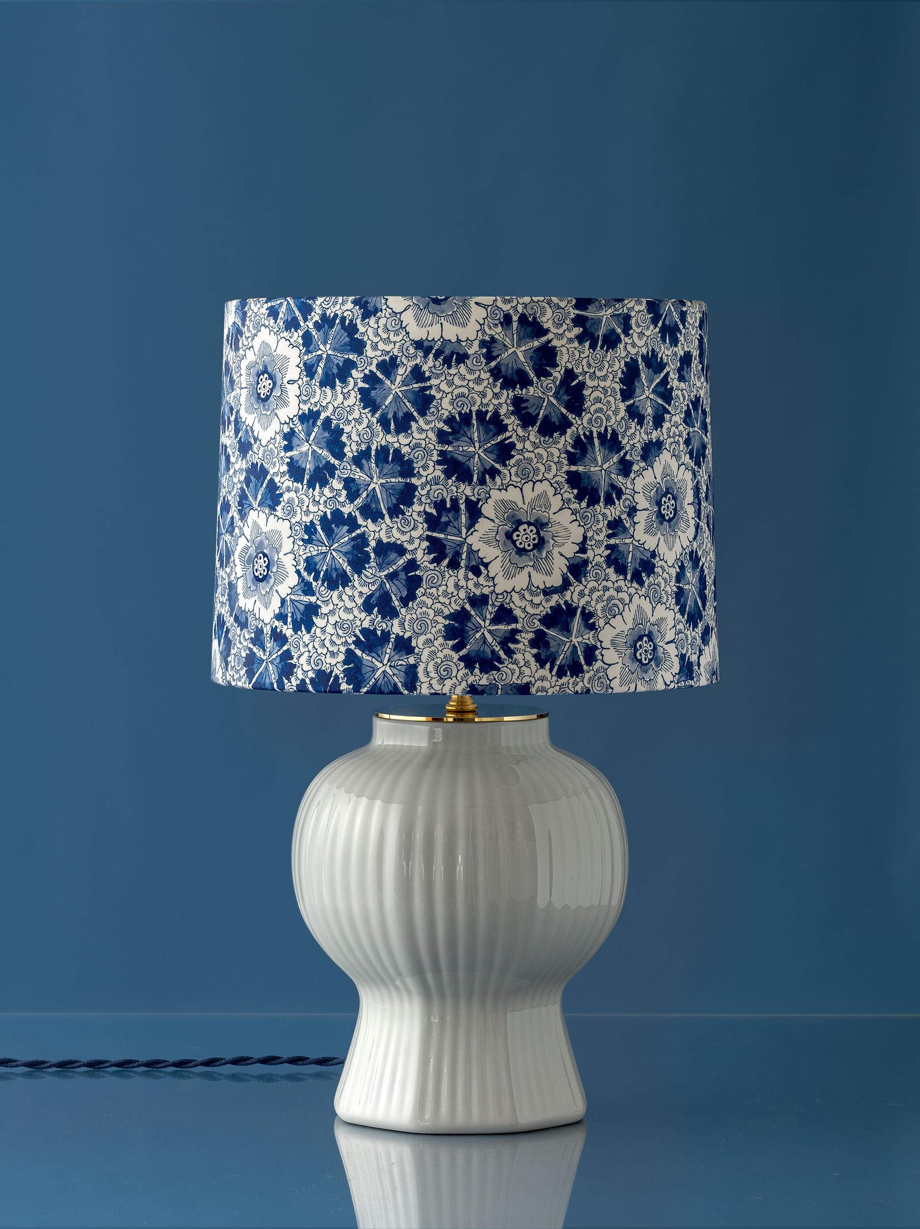 Questa lampada da tavolo rappresenta una collaborazione storica tra lo Studio A e Royal Delft, che ha dato vita a una delle prime lampade Royal Delft in assoluto. Meticolosamente realizzata a mano dallo Studio Amitābha di Amsterdam, la lampada