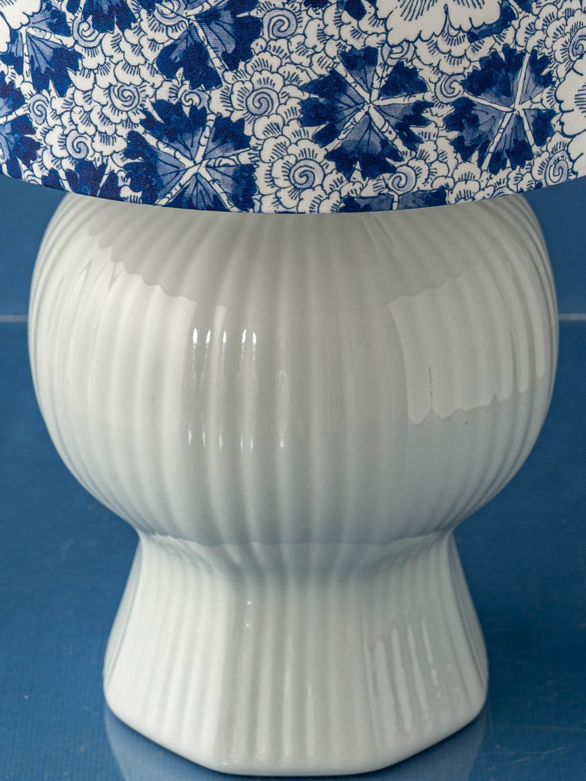 XXI secolo e contemporaneo Lampada da tavolo Royal Delft con paralume con stampa Revival Heritage, su ordinazione in vendita