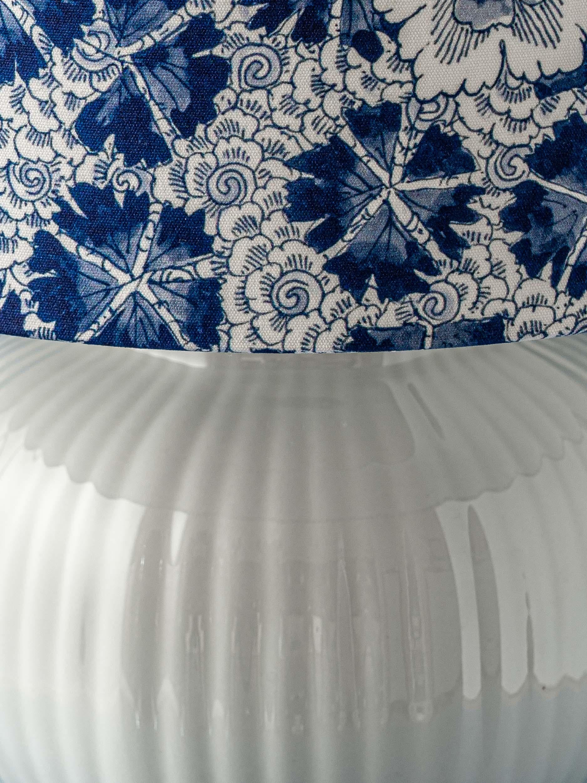 Ottone Lampada da tavolo Royal Delft con paralume con stampa Revival Heritage, su ordinazione in vendita