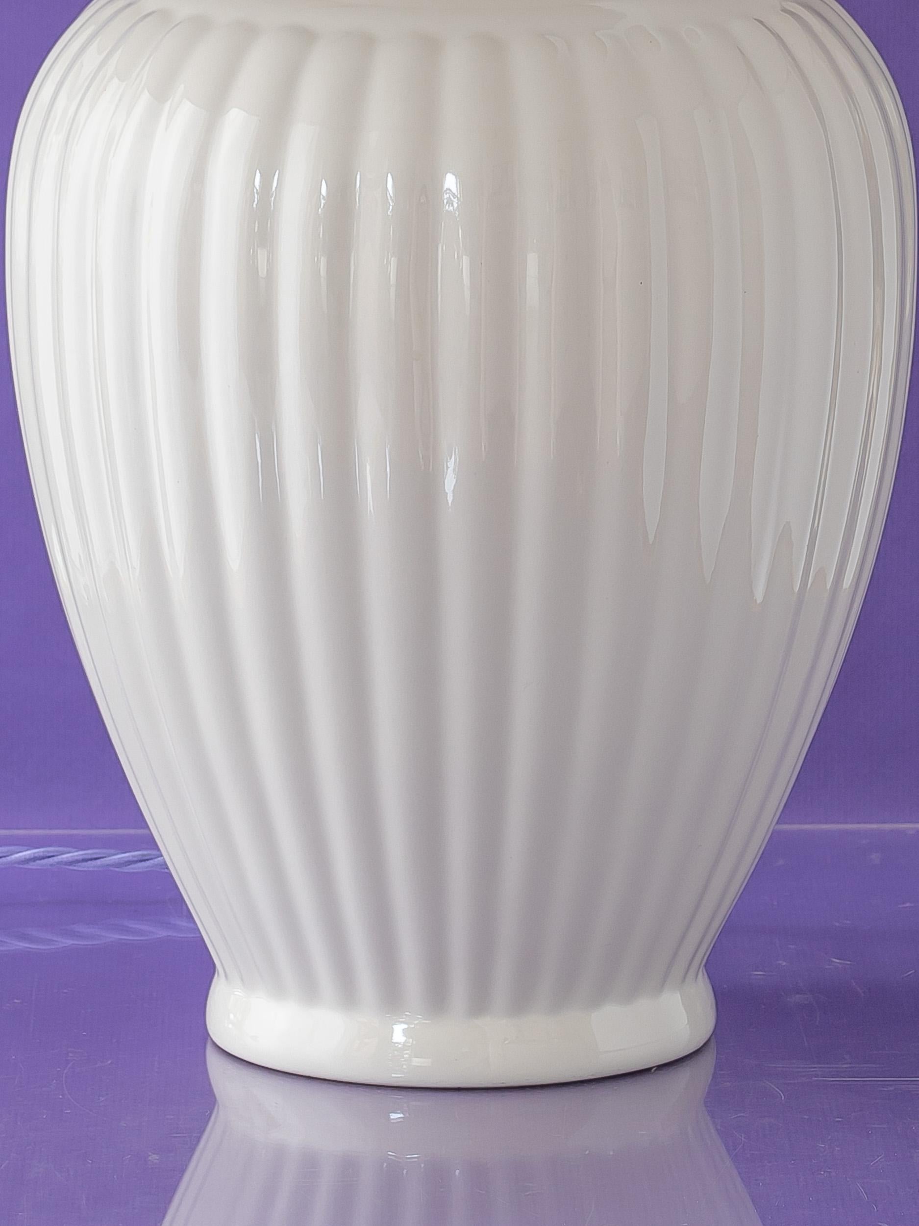 Royal Delft Delfts Wit Table Lamp (1930s) with New House of Hackney Shade In Good Condition For Sale In AMSTERDAM, NL
