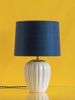 Royal Delft Weiße Tischlampe (1930) mit New Capri Blauem Lampenschirm