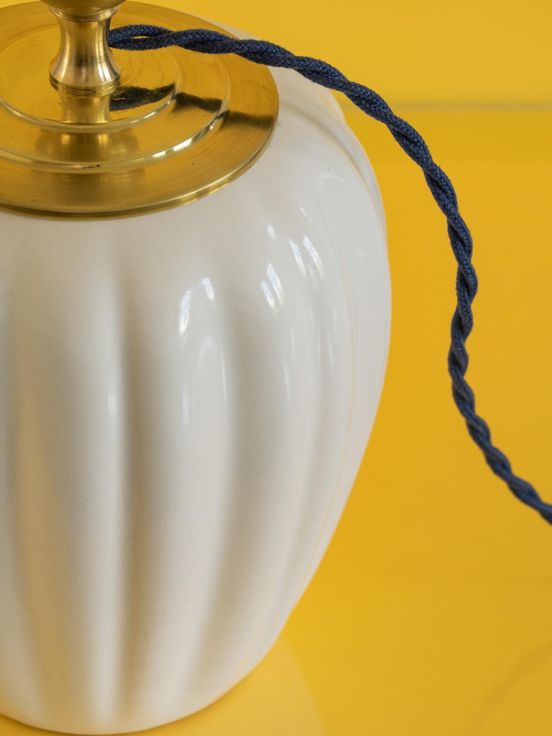 Bohème Lampe de table blanche Royal Delft (1930) avec nouvel abat-jour bleu Capri