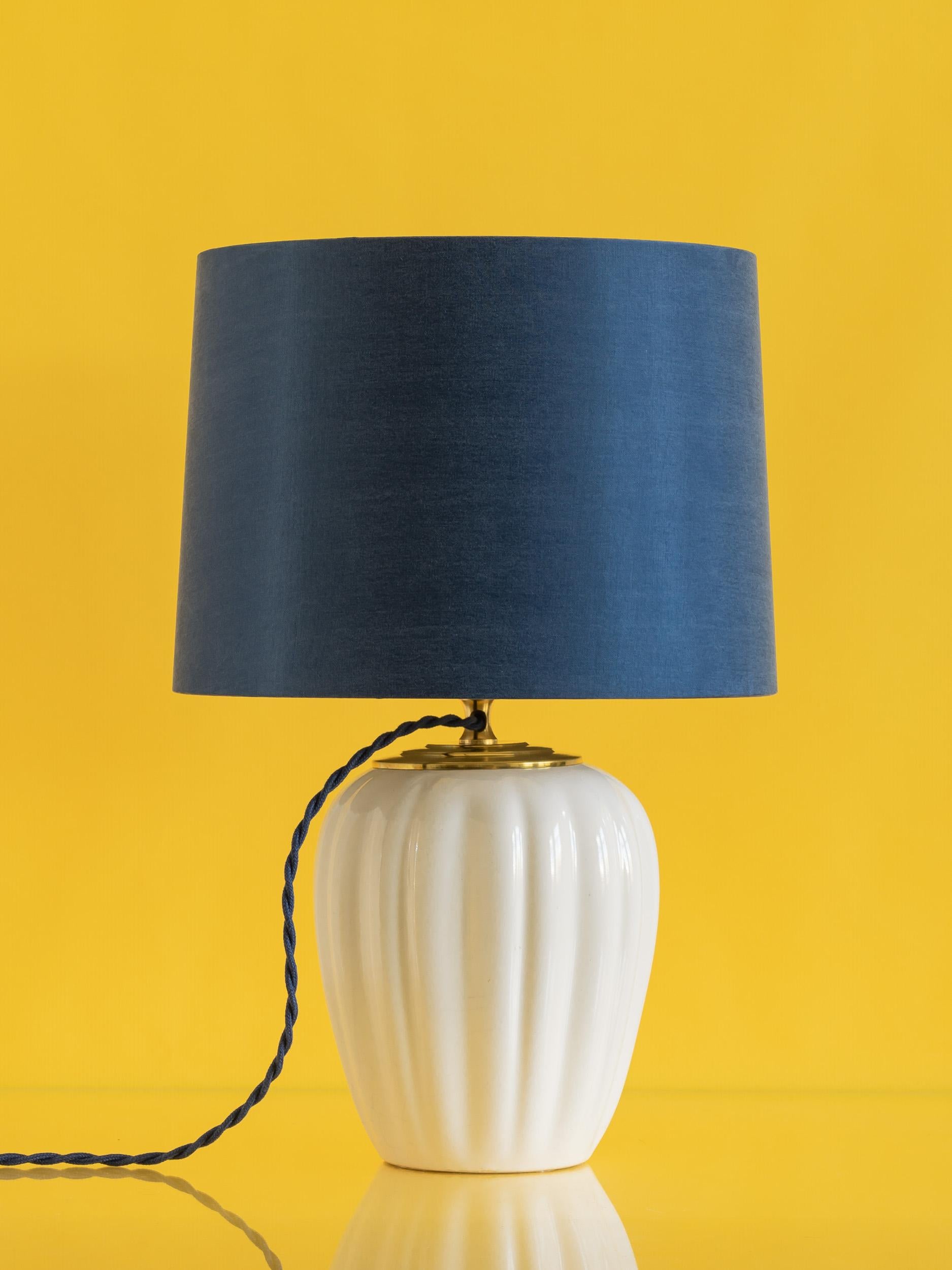 Néerlandais Lampe de table blanche Royal Delft (1930) avec nouvel abat-jour bleu Capri