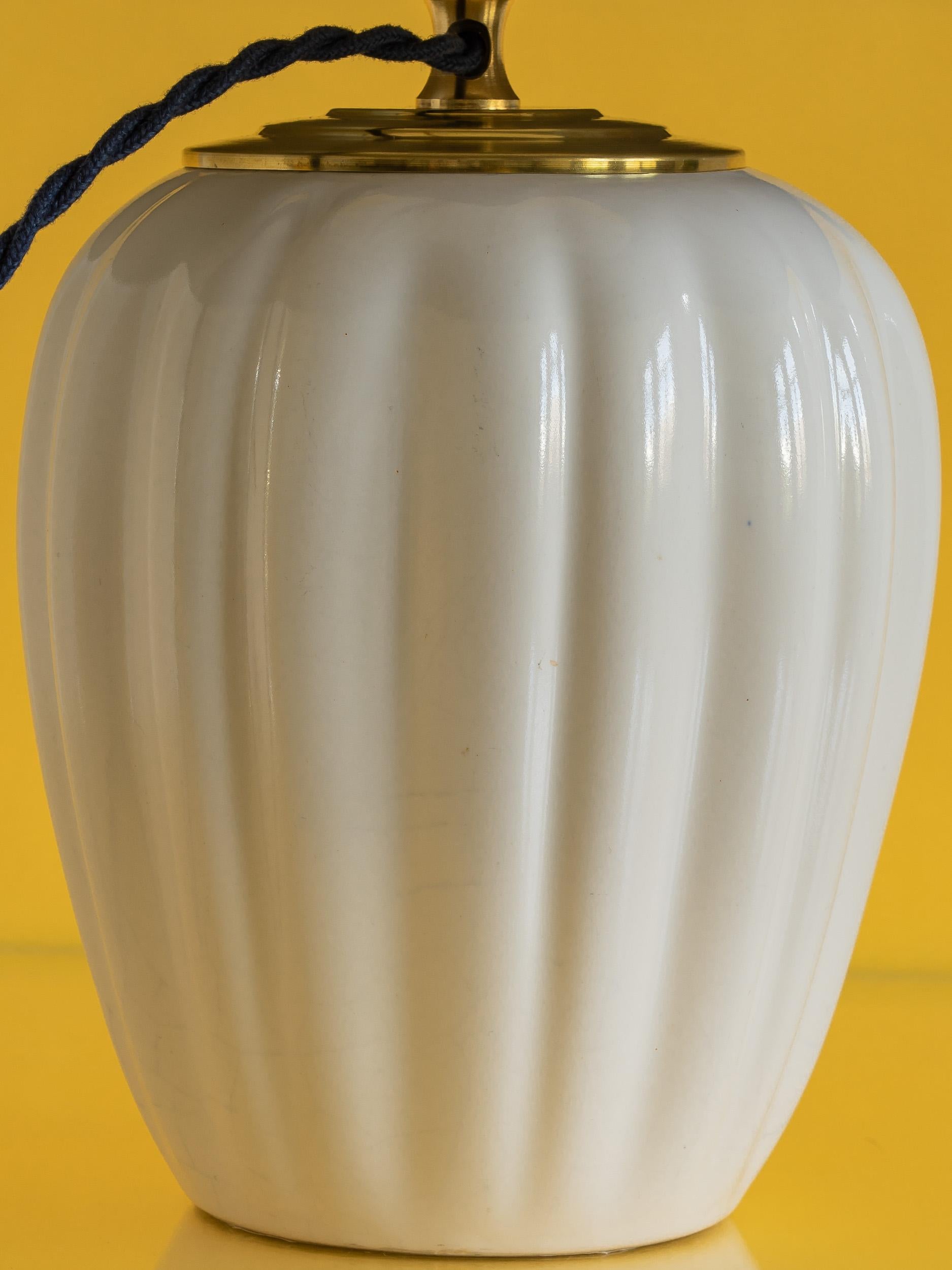 Lampe de table blanche Royal Delft (1930) avec nouvel abat-jour bleu Capri Bon état à AMSTERDAM, NL