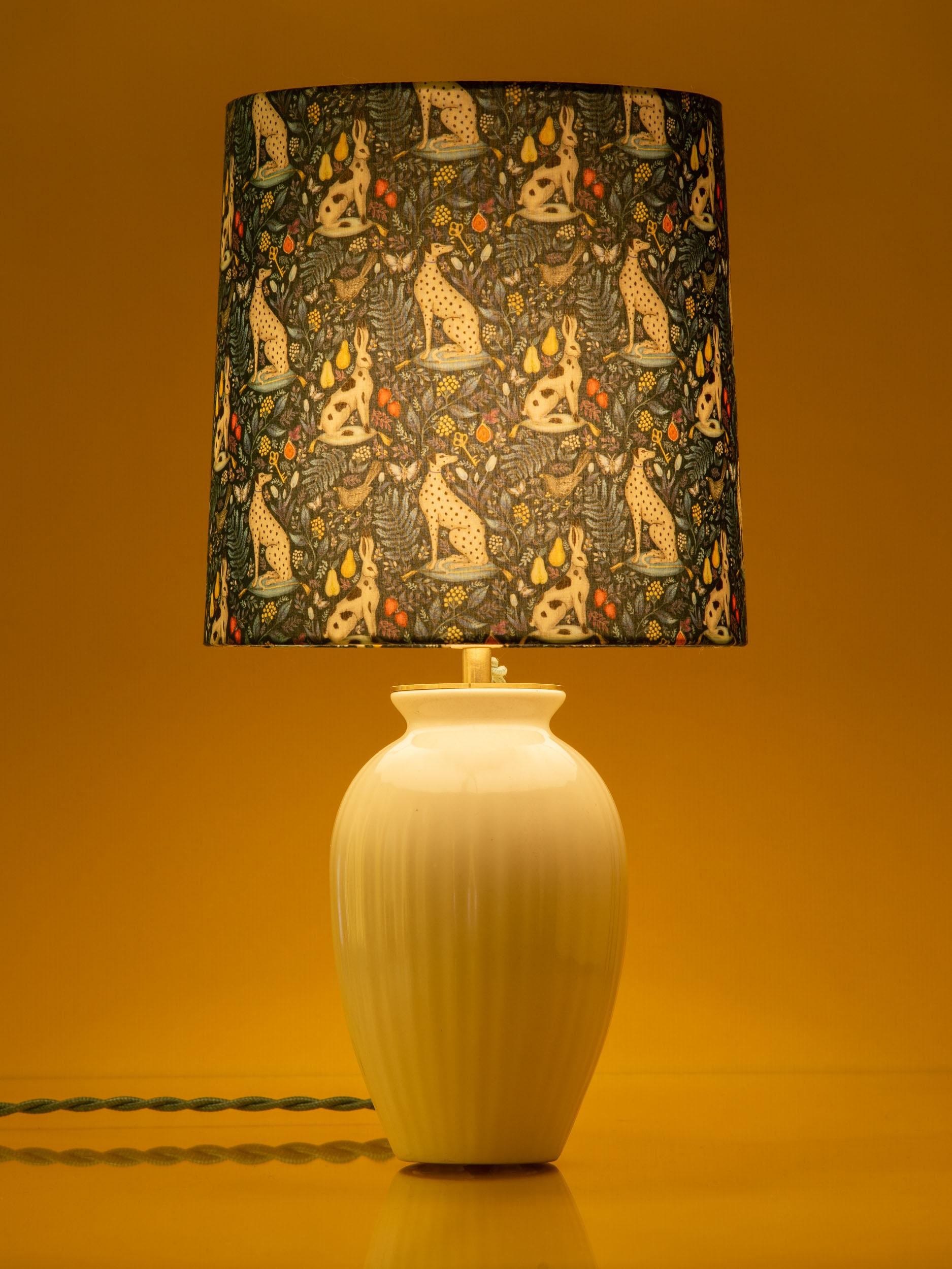 XX secolo Lampada da tavolo Royal Delft White (1930-1976) con paralume New Liberty London in vendita