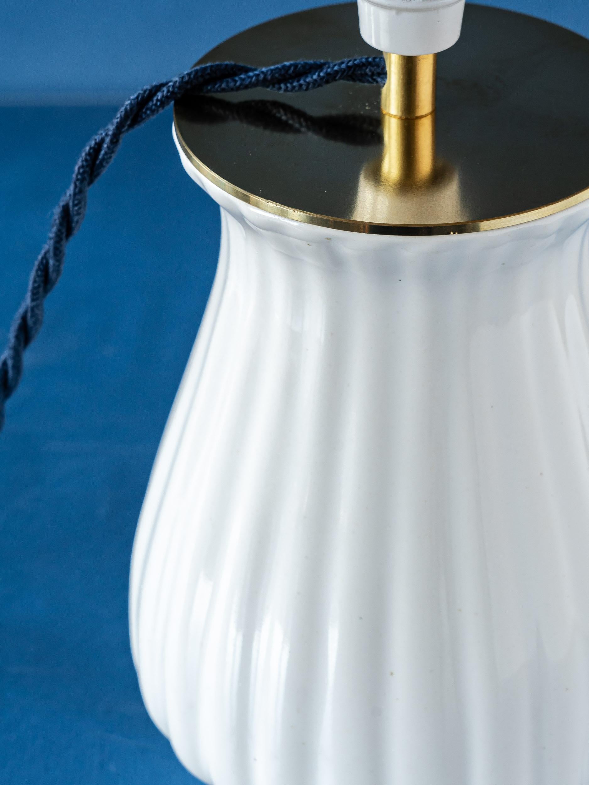 Olandese Lampada da tavolo Royal Delft bianca degli anni '30, nuovo paralume Liberty of London Arts & Crafts in vendita