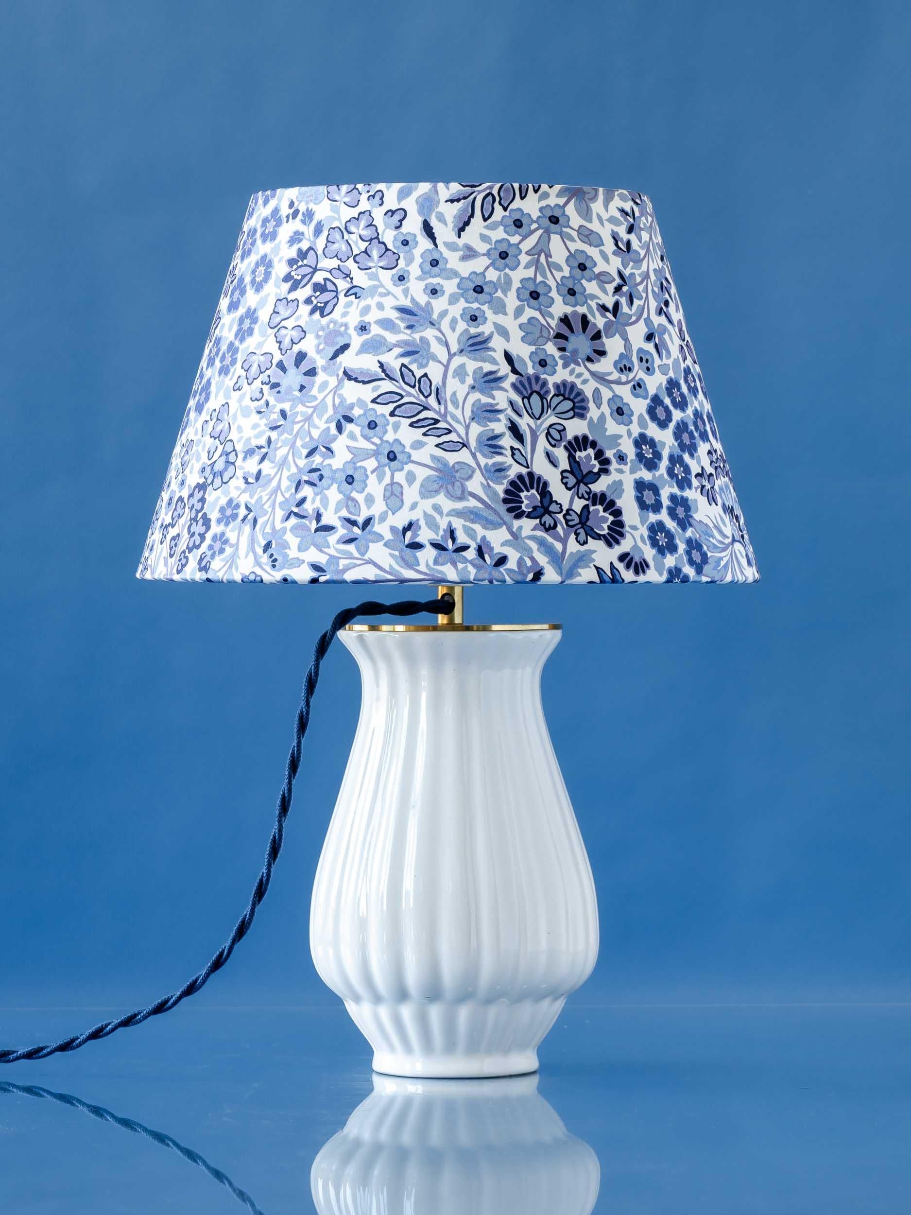 Fatto a mano Lampada da tavolo Royal Delft bianca degli anni '30, nuovo paralume Liberty of London Arts & Crafts in vendita