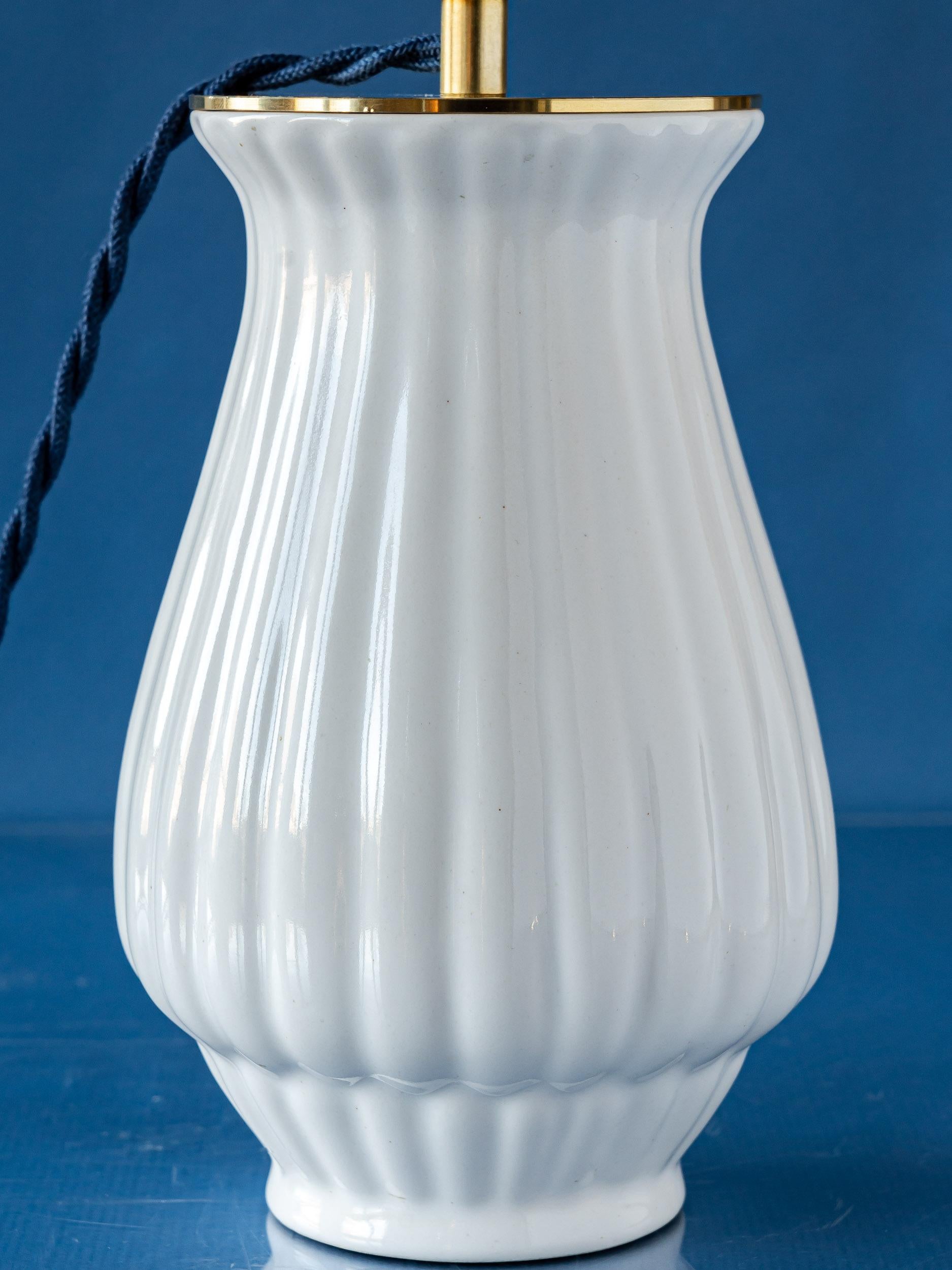 XX secolo Lampada da tavolo Royal Delft bianca degli anni '30, nuovo paralume Liberty of London Arts & Crafts in vendita