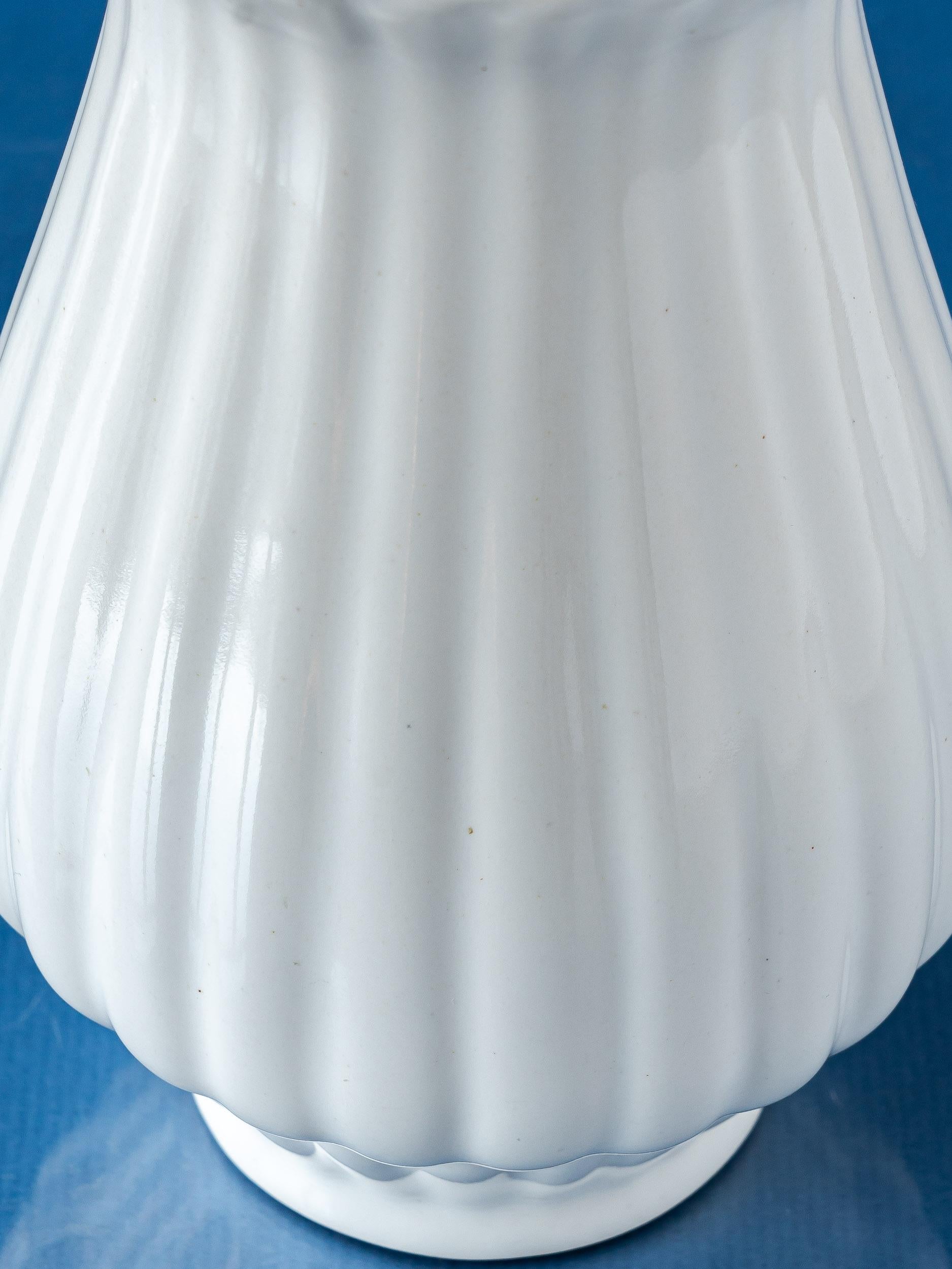 Lampada da tavolo Royal Delft bianca degli anni '30, nuovo paralume Liberty of London Arts & Crafts in vendita 1