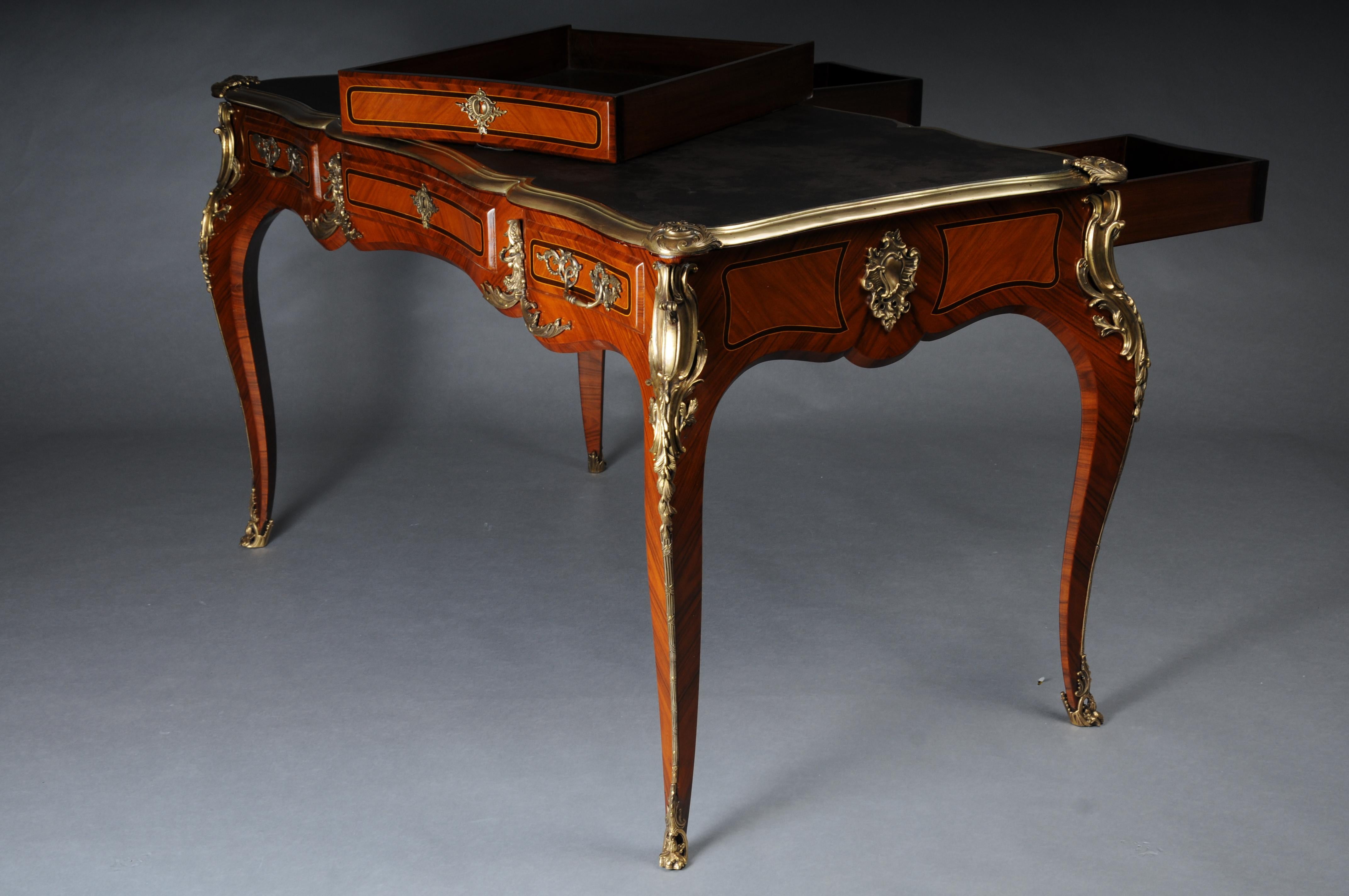 Scrivania reale/bureau plat in stile Luigi XV con Kingveneer

Beeche su legno di faggio massiccio con applicazioni di rocaille. Accessori in bronzo dorato estremamente raffinati e floreali a forma di scivoli. Base della struttura a tre cassetti,