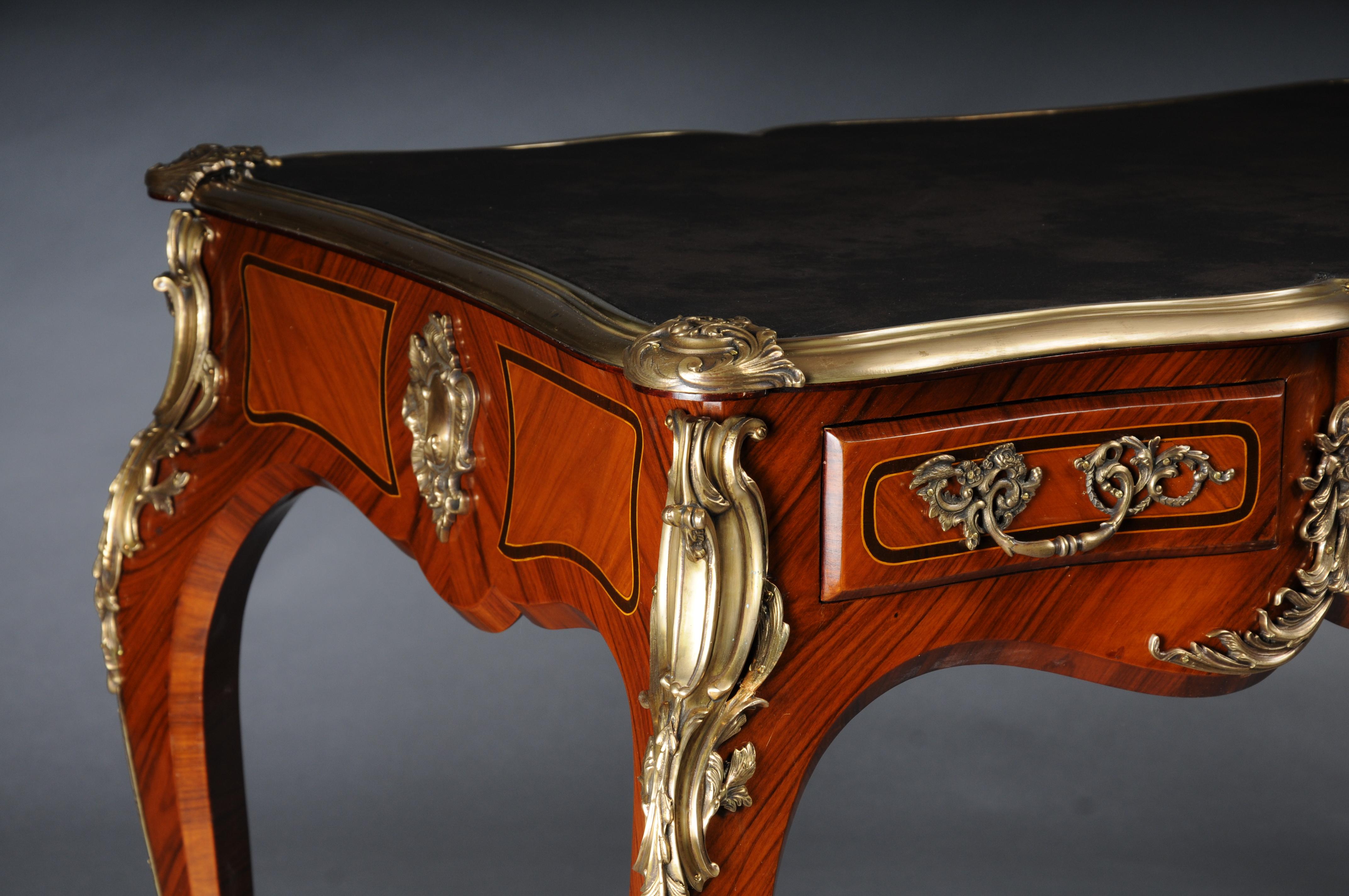 XX secolo Scrivania reale/bureau plat in stile Luigi XV con impiallacciatura in vendita