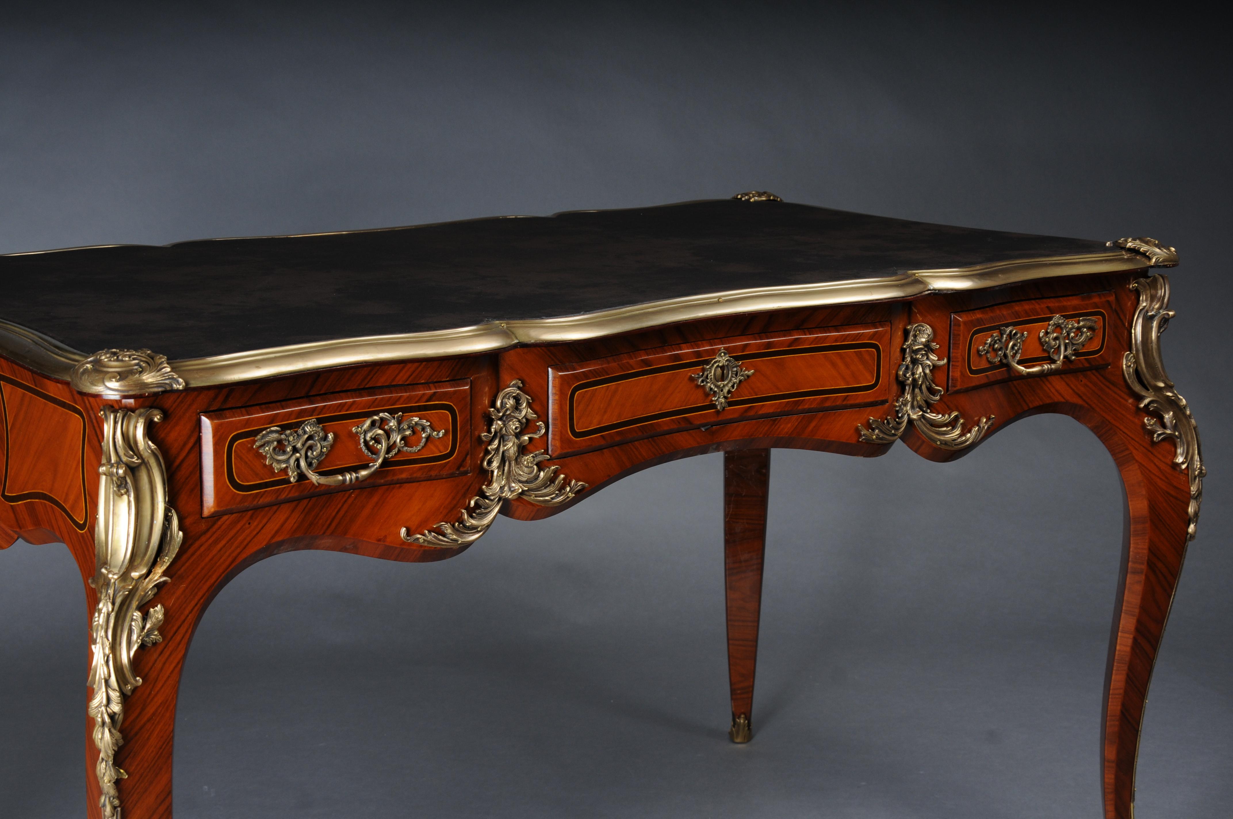 Ottone Scrivania reale/bureau plat in stile Luigi XV con impiallacciatura in vendita