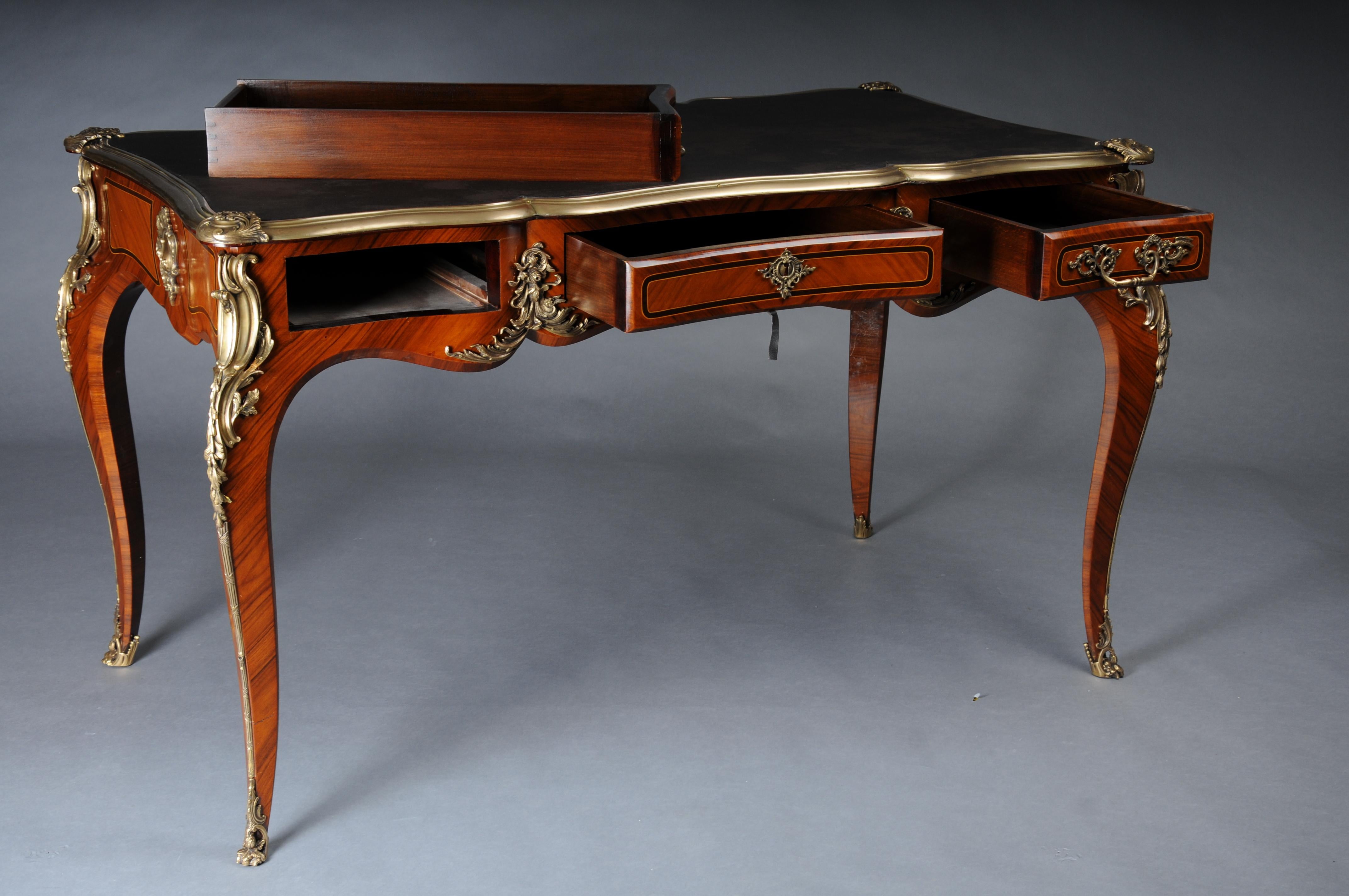 Scrivania reale/bureau plat in stile Luigi XV con impiallacciatura in vendita 1