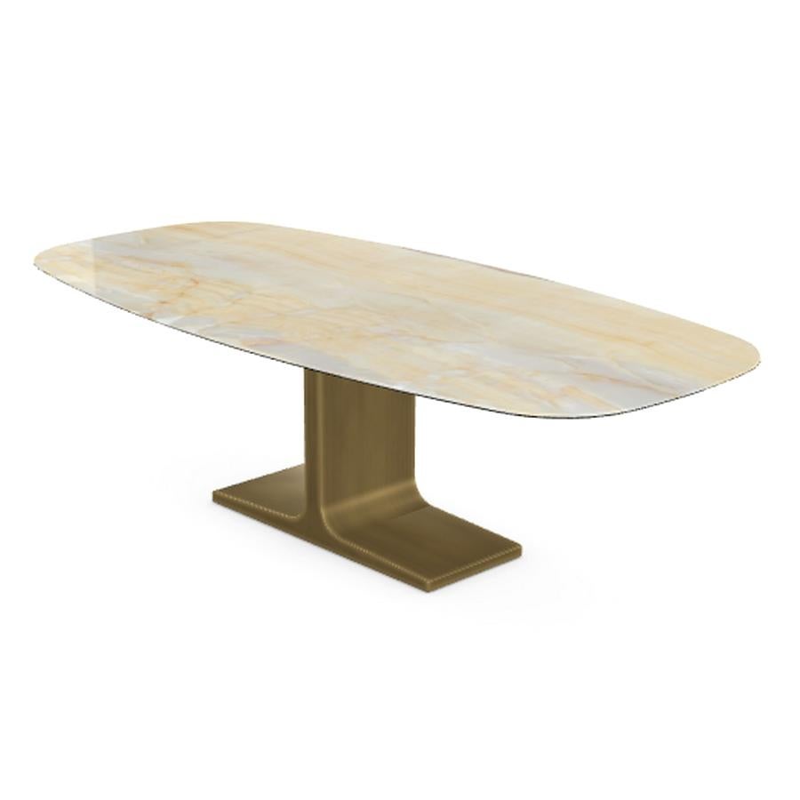 Moderne Table de salle à manger Royal, plateau en céramique onyx doré sur base en laiton, fabriqué en Italie en vente