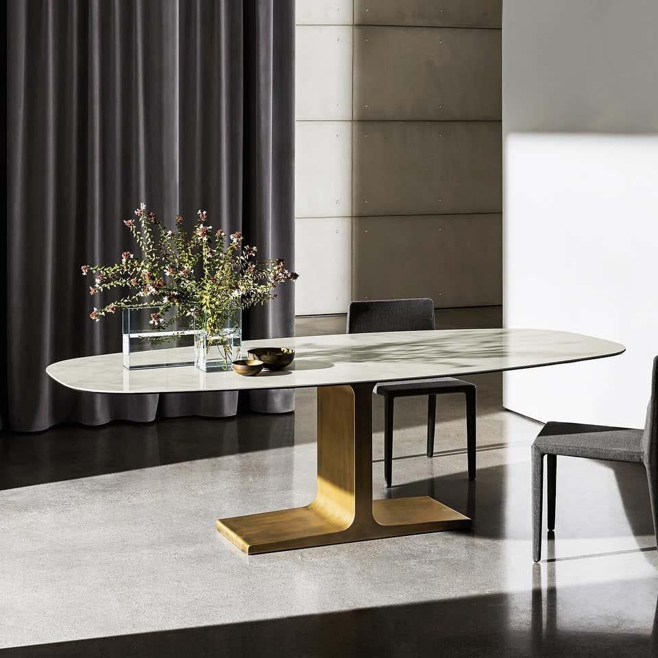 italien Table de salle à manger Royal, plateau en céramique onyx doré sur base en laiton, fabriqué en Italie en vente