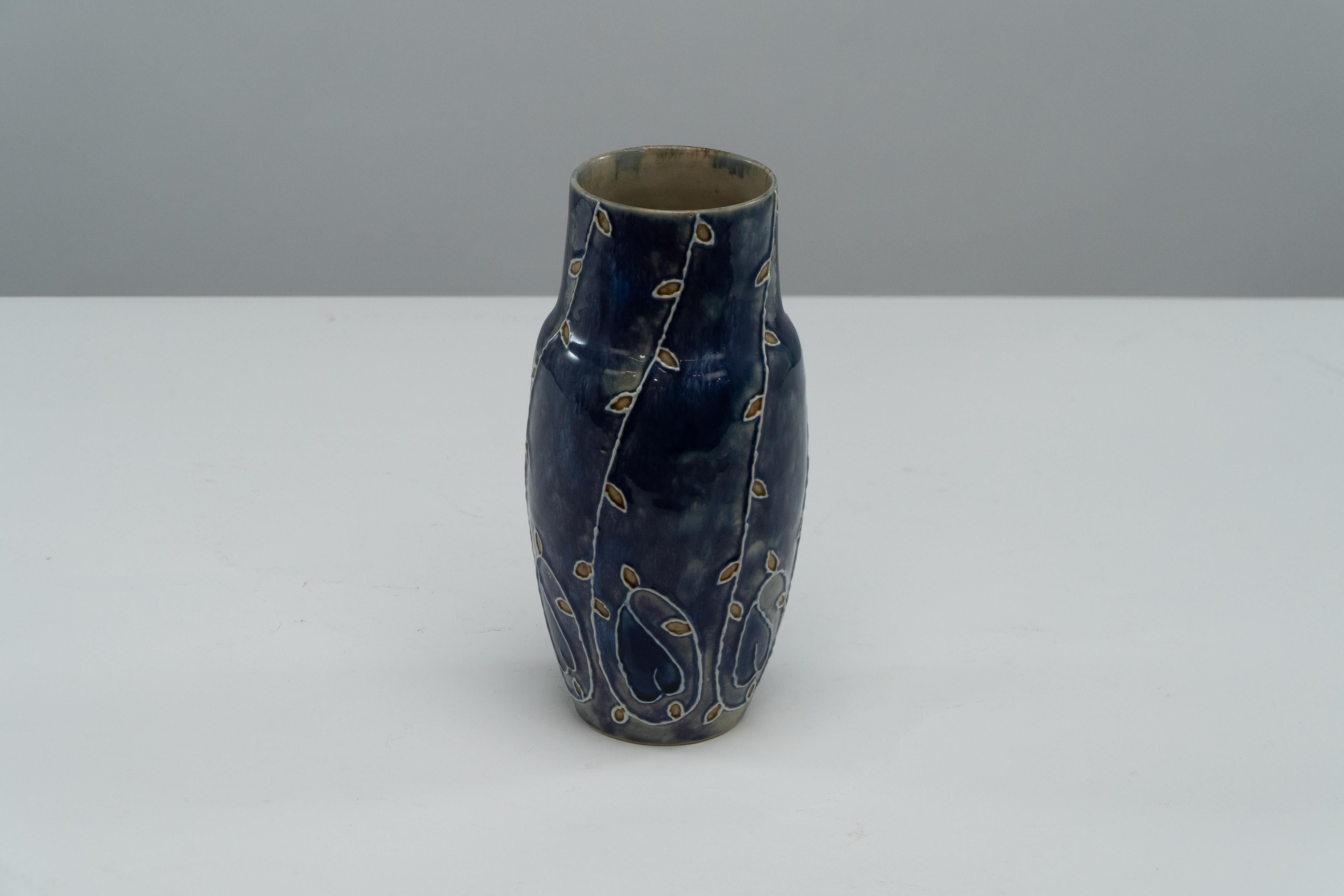 Arts and Crafts Royal Daulton signé MB pour Mary Butter Vase bleu floral fluide Arts & Crafts en vente