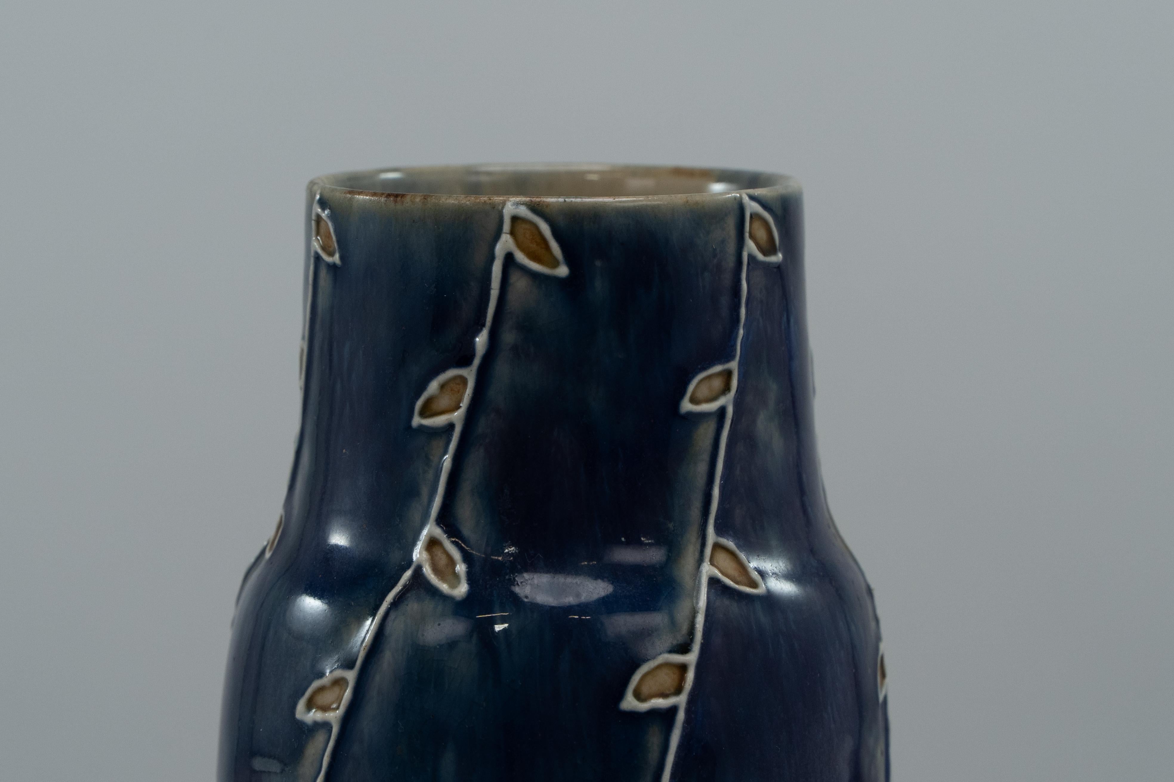 Royal Daulton ha firmato MB per Mary Butter. Vaso floreale blu Arts & Crafts. in vendita 2