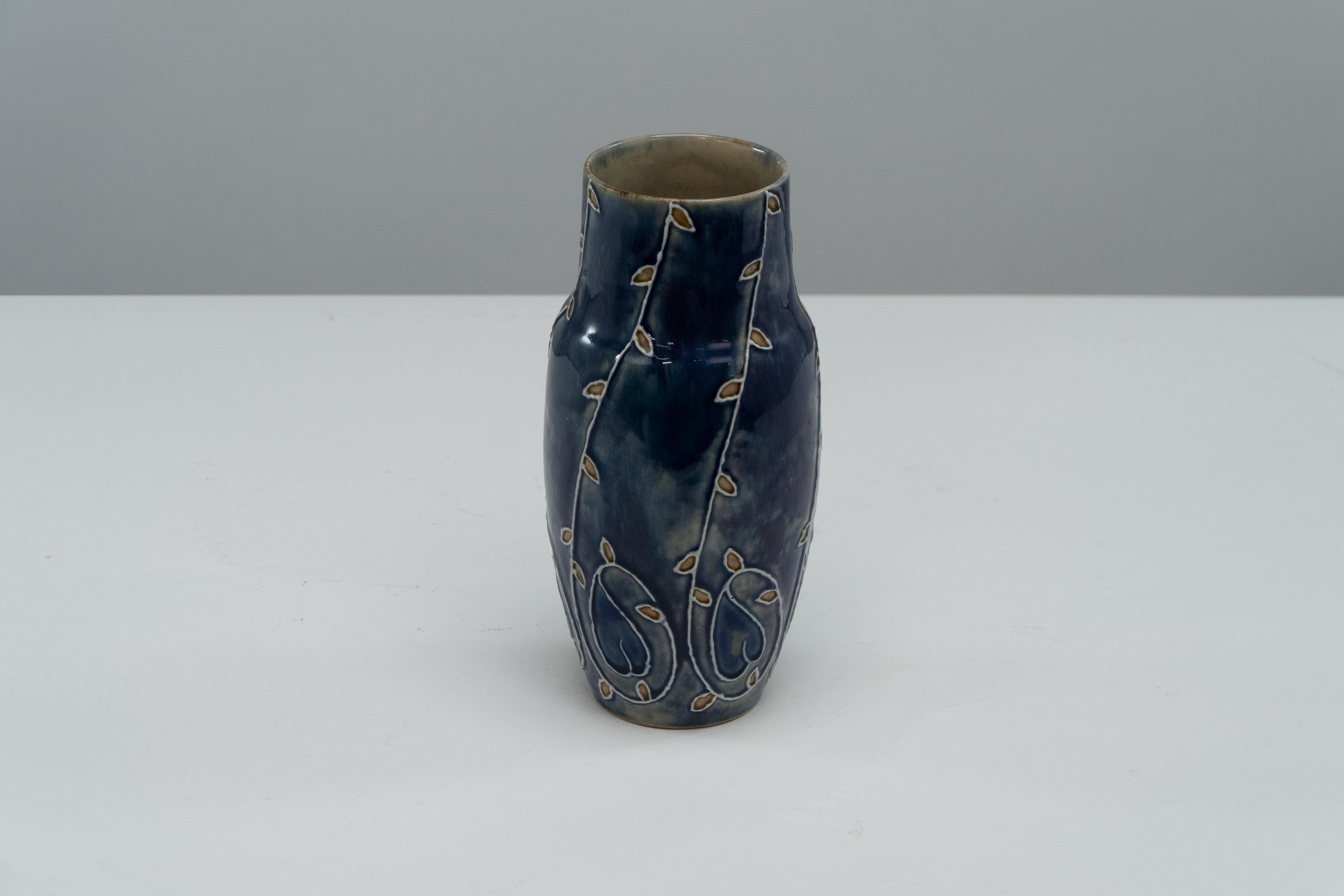 Inizio XX secolo Royal Daulton ha firmato MB per Mary Butter. Vaso floreale blu Arts & Crafts. in vendita