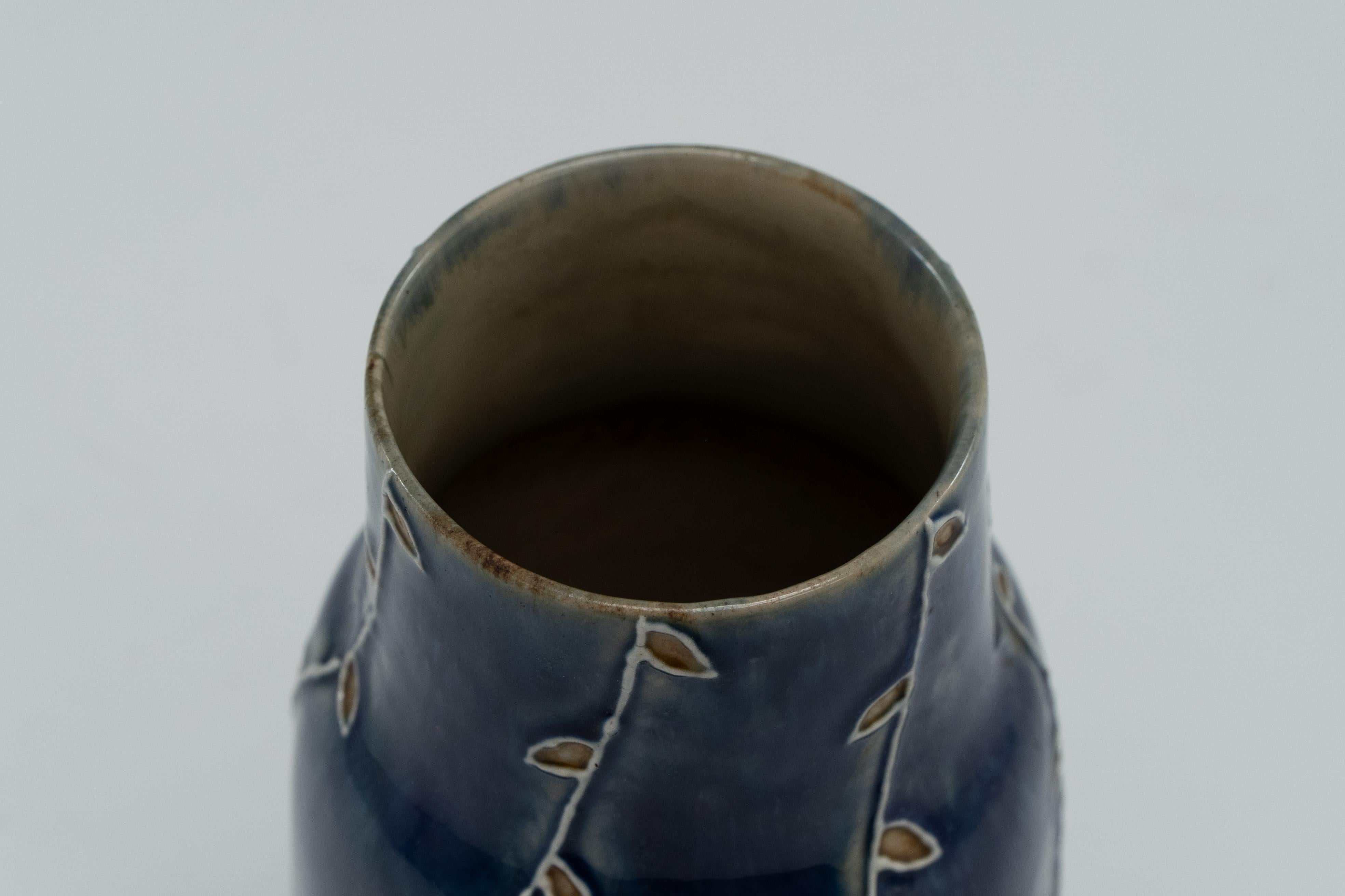 Royal Daulton ha firmato MB per Mary Butter. Vaso floreale blu Arts & Crafts. in vendita 1