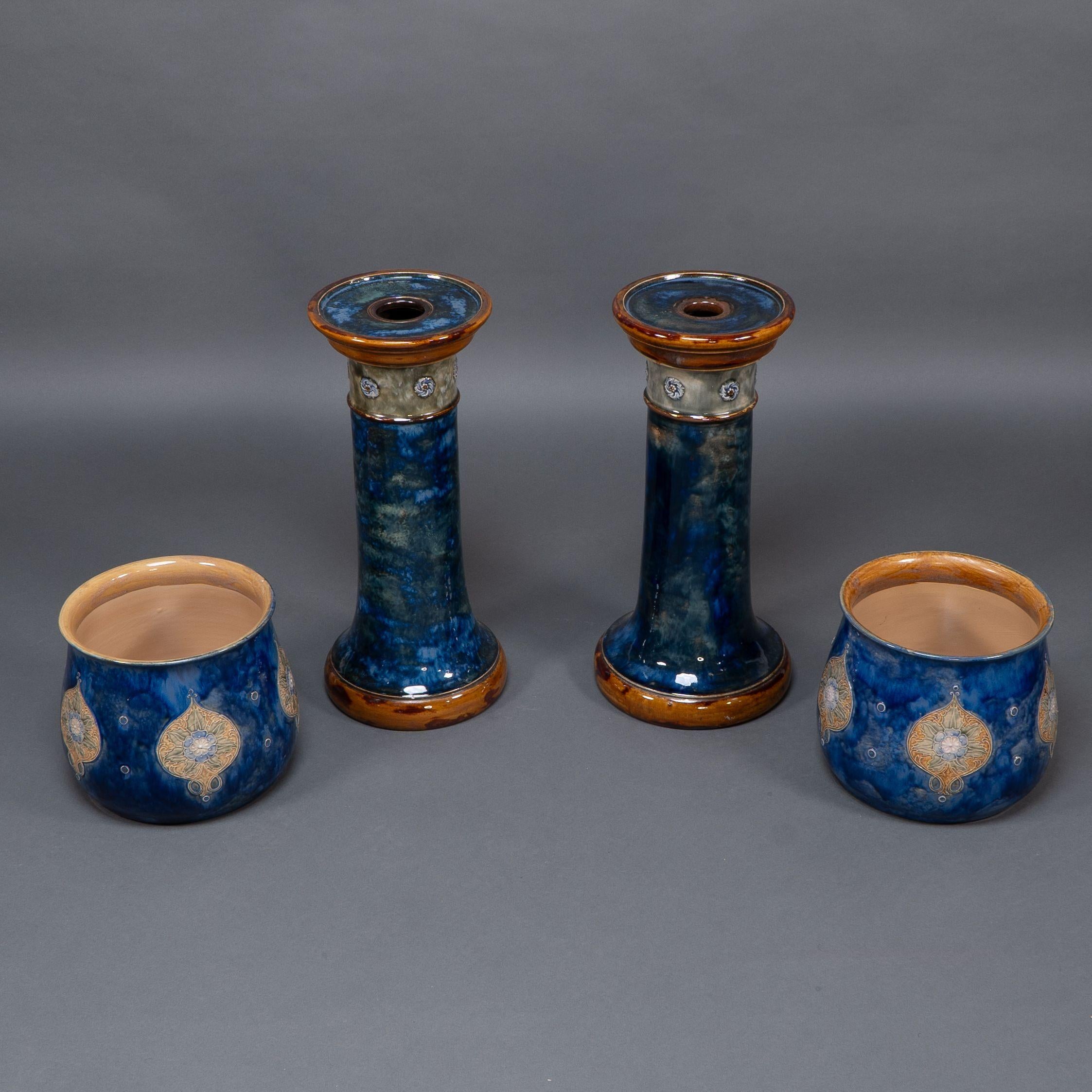Royal Doulton. Ein perfektes Paar Royal Doulton Jardinieres auf passenden Ständern mit röhrenförmigen, erhabenen Blütenköpfen, die mit Kreisen und blau gesprenkelten Körpern durchsetzt sind. Die Ränder und die Basen der Jardinieres sowie die Ränder