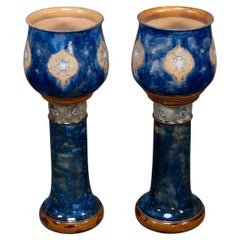 Royal Doulton. Una coppia perfetta di jardinieres su supporti coordinati