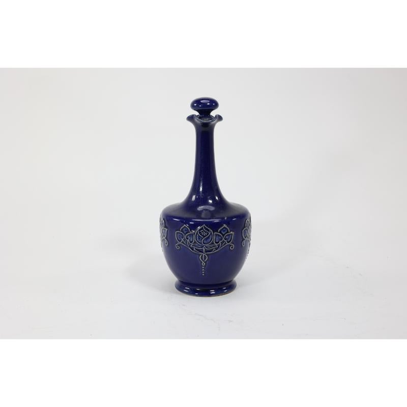 Royal Doulton. An Arts and Crafts Beefeater Gin advertising decanter and stopper In Good Condition For Sale In London, GB