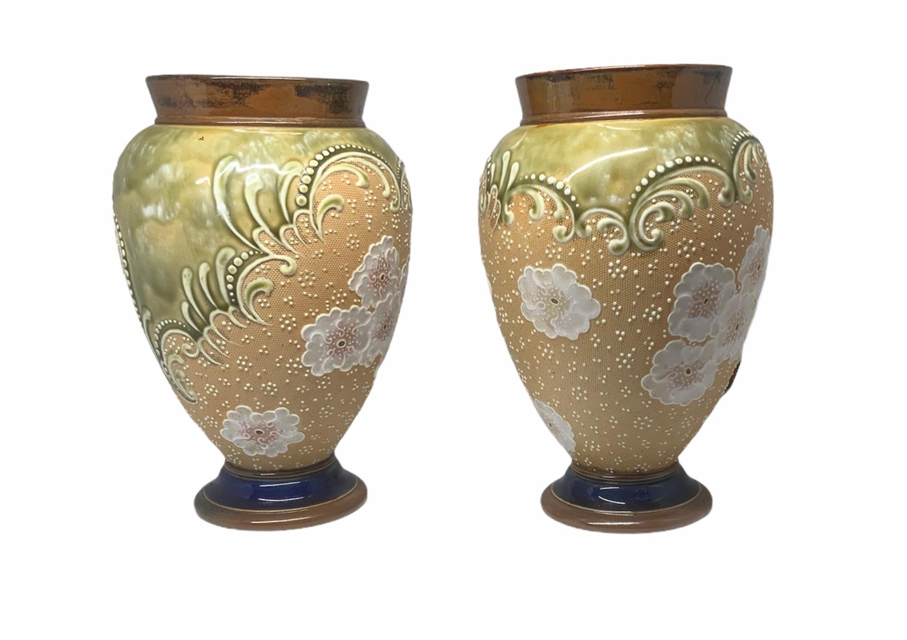 Art Nouveau Coppia di vasi in gres dipinti a mano Royal Doulton e Slater in vendita
