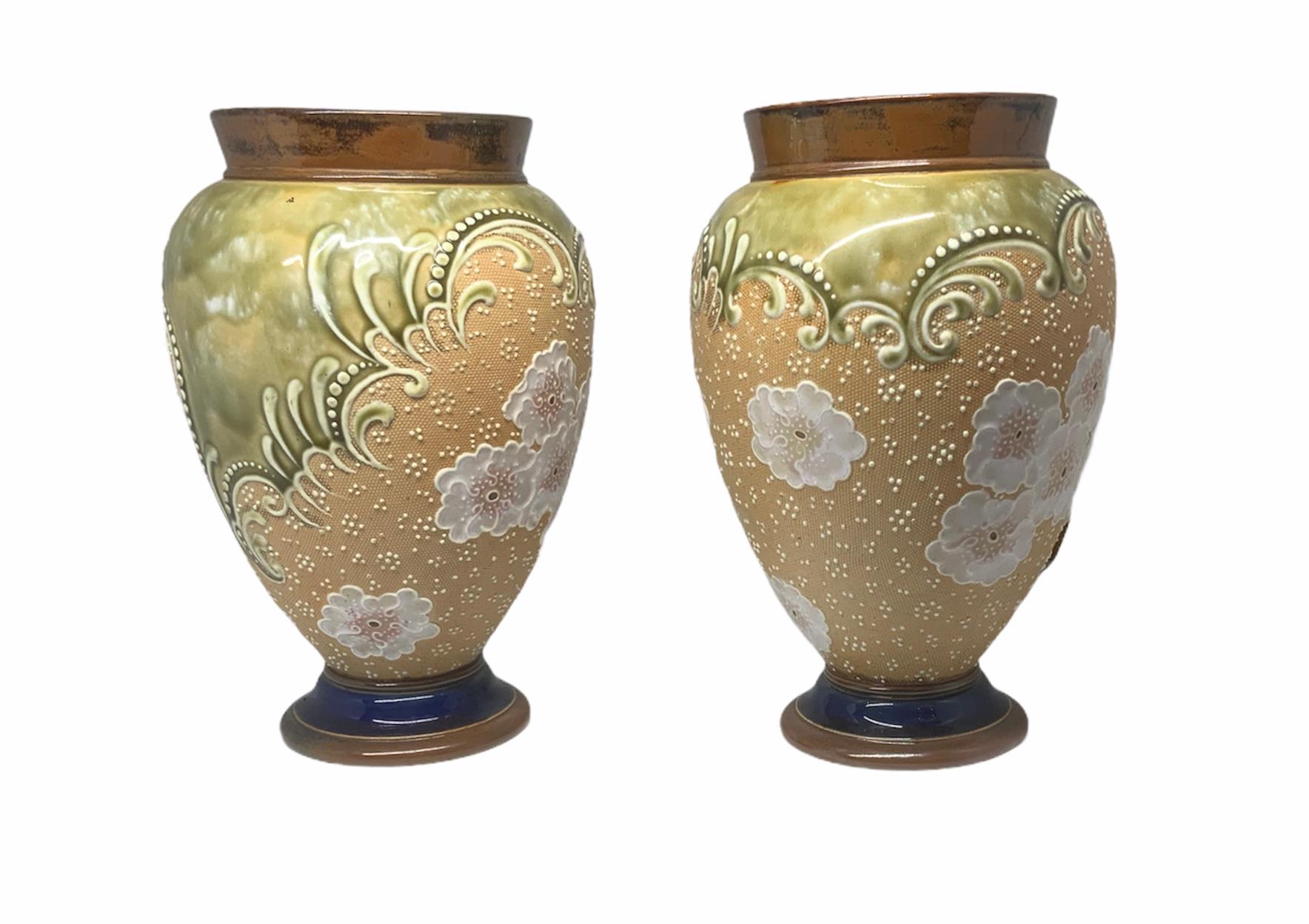 Art nouveau Paire de vases en grès peints à la main par Royal Doulton et Slater en vente