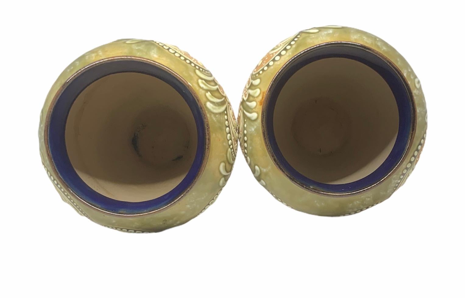 Royal Doulton und Slater Handbemalte Vasen aus Steingut (Englisch) im Angebot