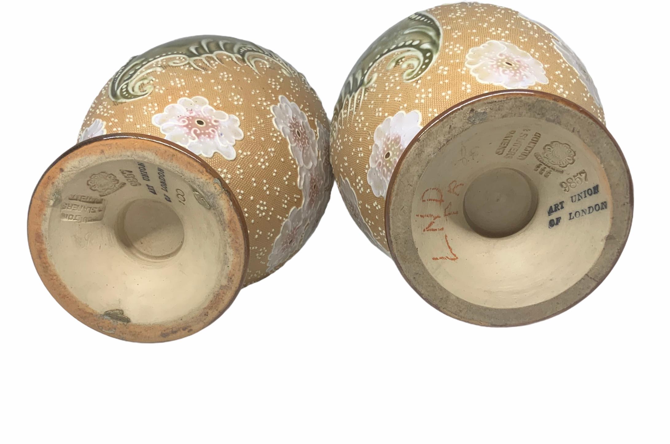 Fatto a mano Coppia di vasi in gres dipinti a mano Royal Doulton e Slater in vendita