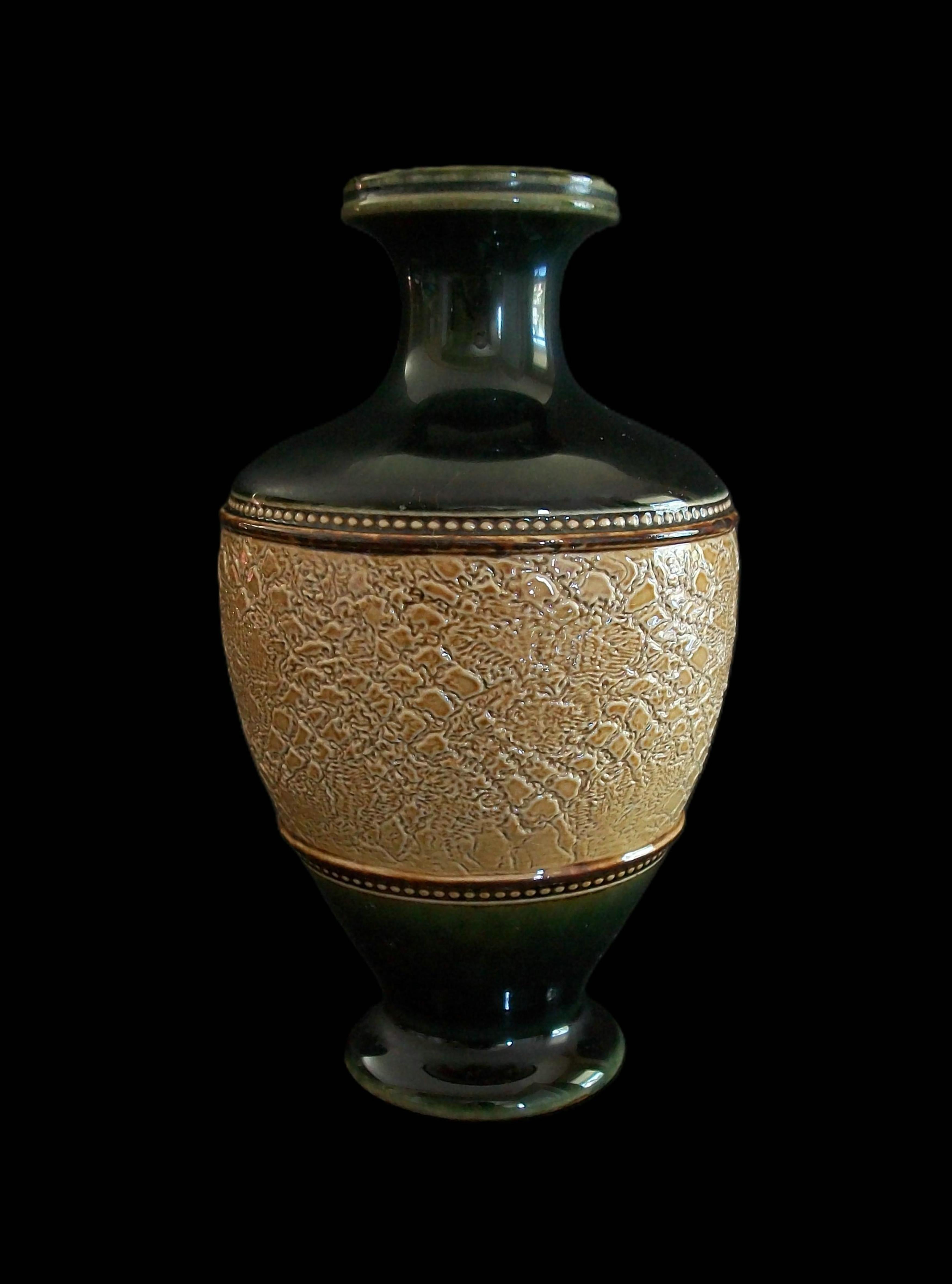 ROYAL DOULTON - Antike Steingutvase mit Prägemuster - CIRCA 1902-1922 - U.K. im Angebot 5