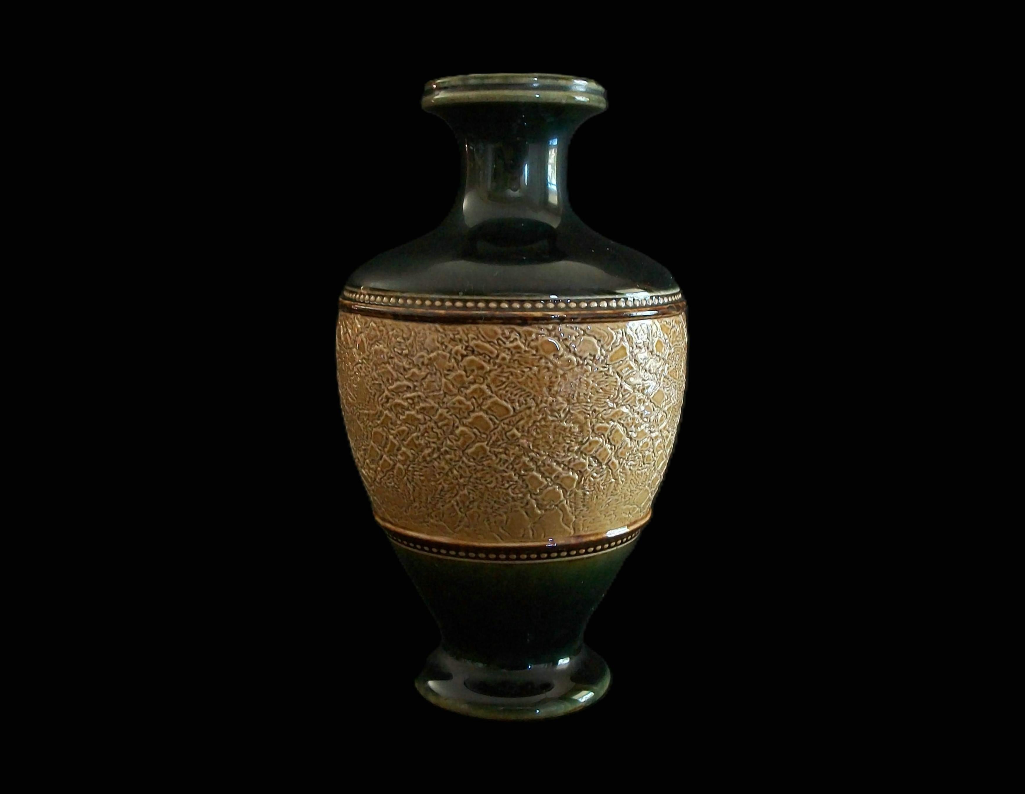 ROYAL DOULTON - Antike Steingutvase mit Prägemuster - CIRCA 1902-1922 - U.K. im Angebot 6