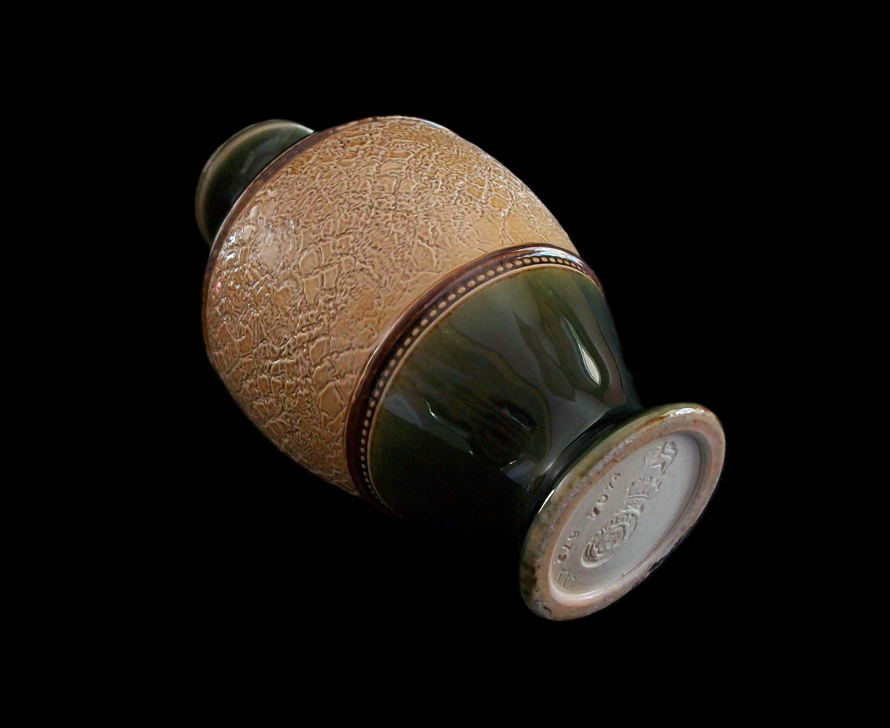 ROYAL DOULTON - Antike Steingutvase mit Prägemuster - CIRCA 1902-1922 - U.K. im Angebot 8