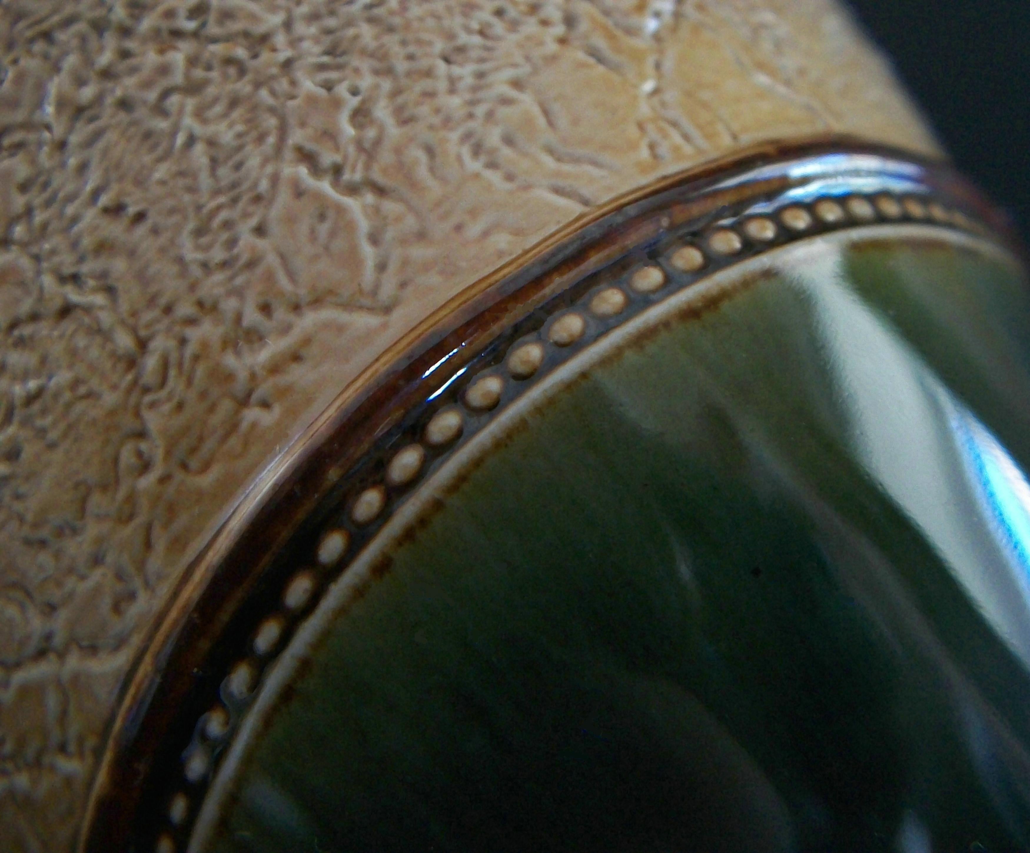 ROYAL DOULTON - Antike Steingutvase mit Prägemuster - CIRCA 1902-1922 - U.K. im Angebot 11