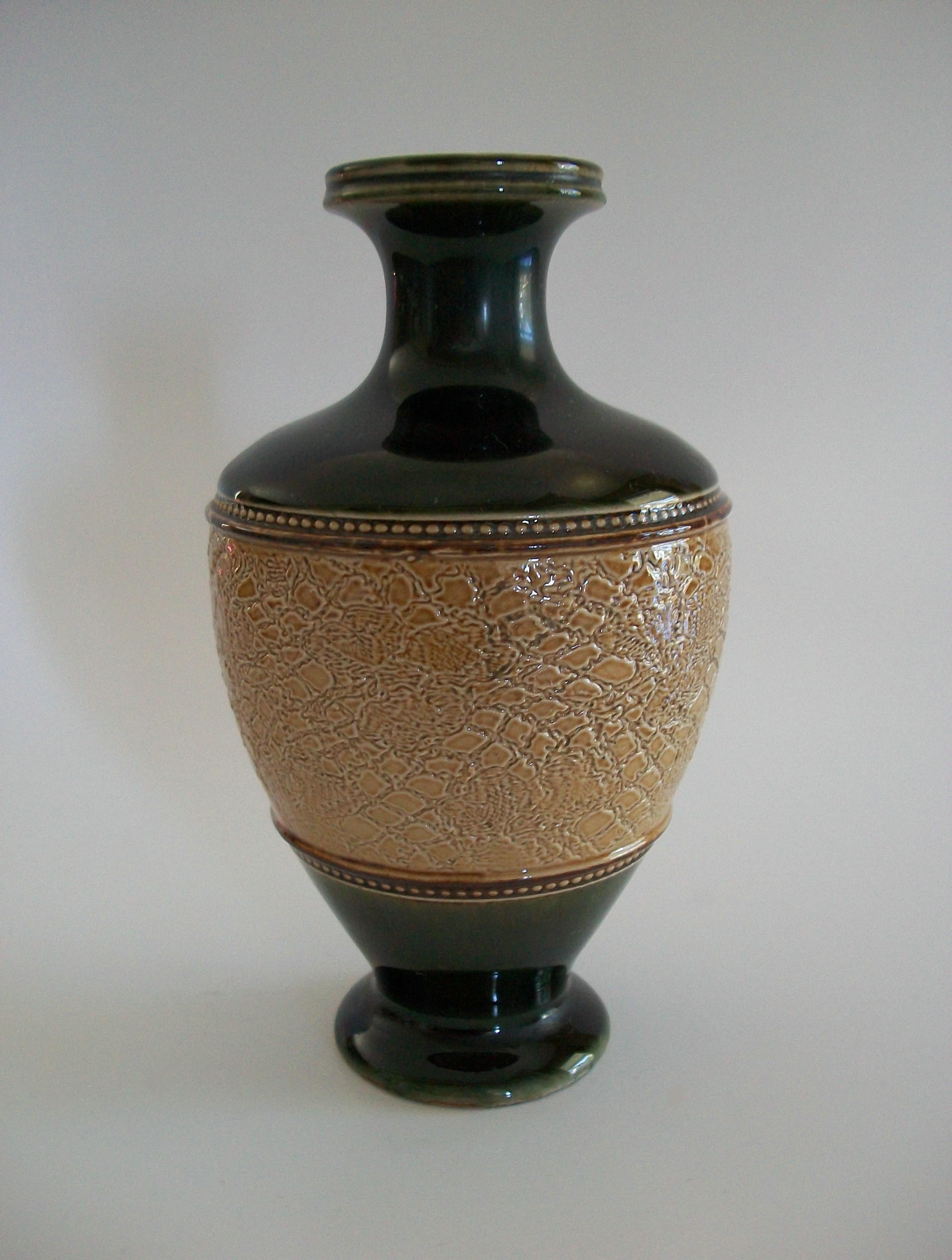ROYAL DOULTON - Antike Vase aus Steingut - Modellnummer 7074 672 - mit geprägtem Muster in der Mitte - hochglänzende Glasur auf der Oberseite, dem Rand und dem unteren Drittel - unglasierter Boden - Initialen des Künstlers/Designers MS auf dem Boden