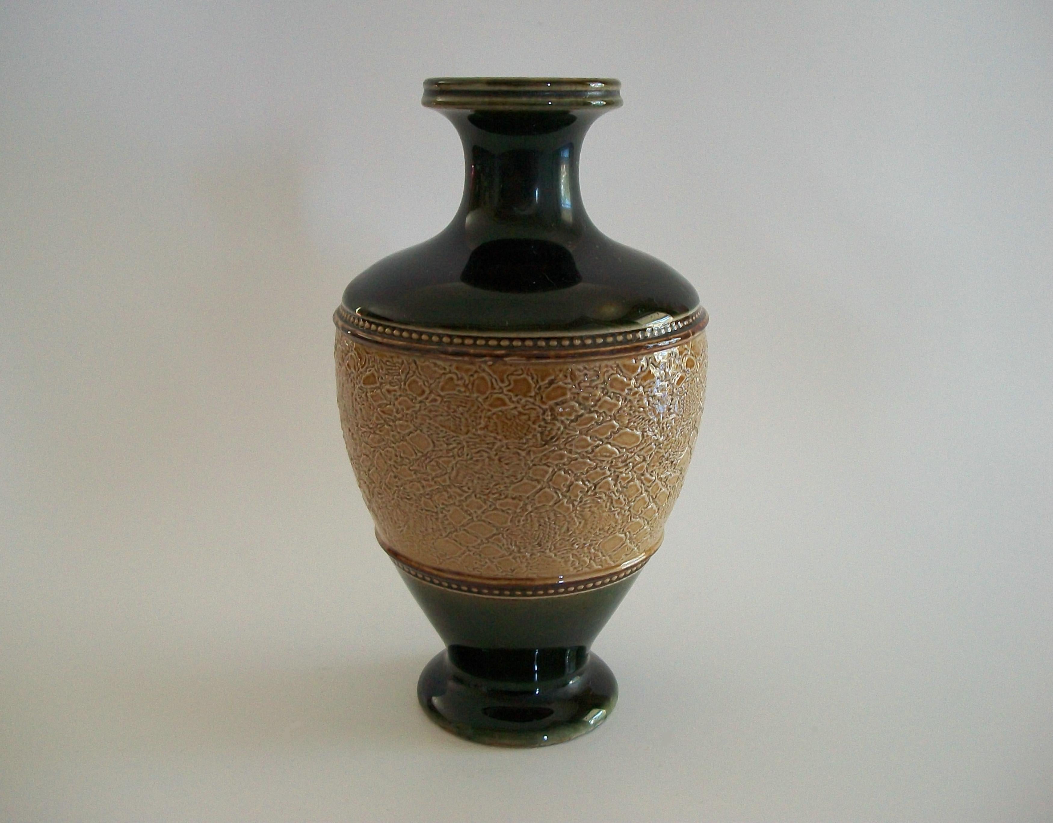 ROYAL DOULTON - Antike Steingutvase mit Prägemuster - CIRCA 1902-1922 - U.K. (Arts and Crafts) im Angebot