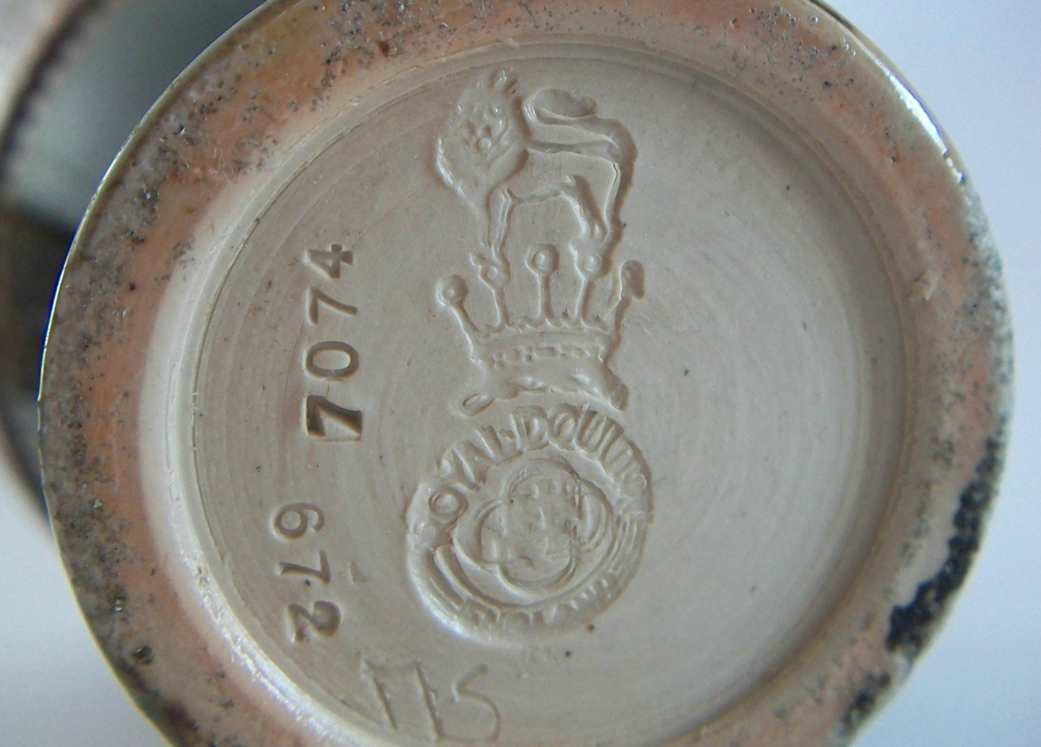 ROYAL DOULTON - Antike Steingutvase mit Prägemuster - CIRCA 1902-1922 - U.K. im Angebot 1