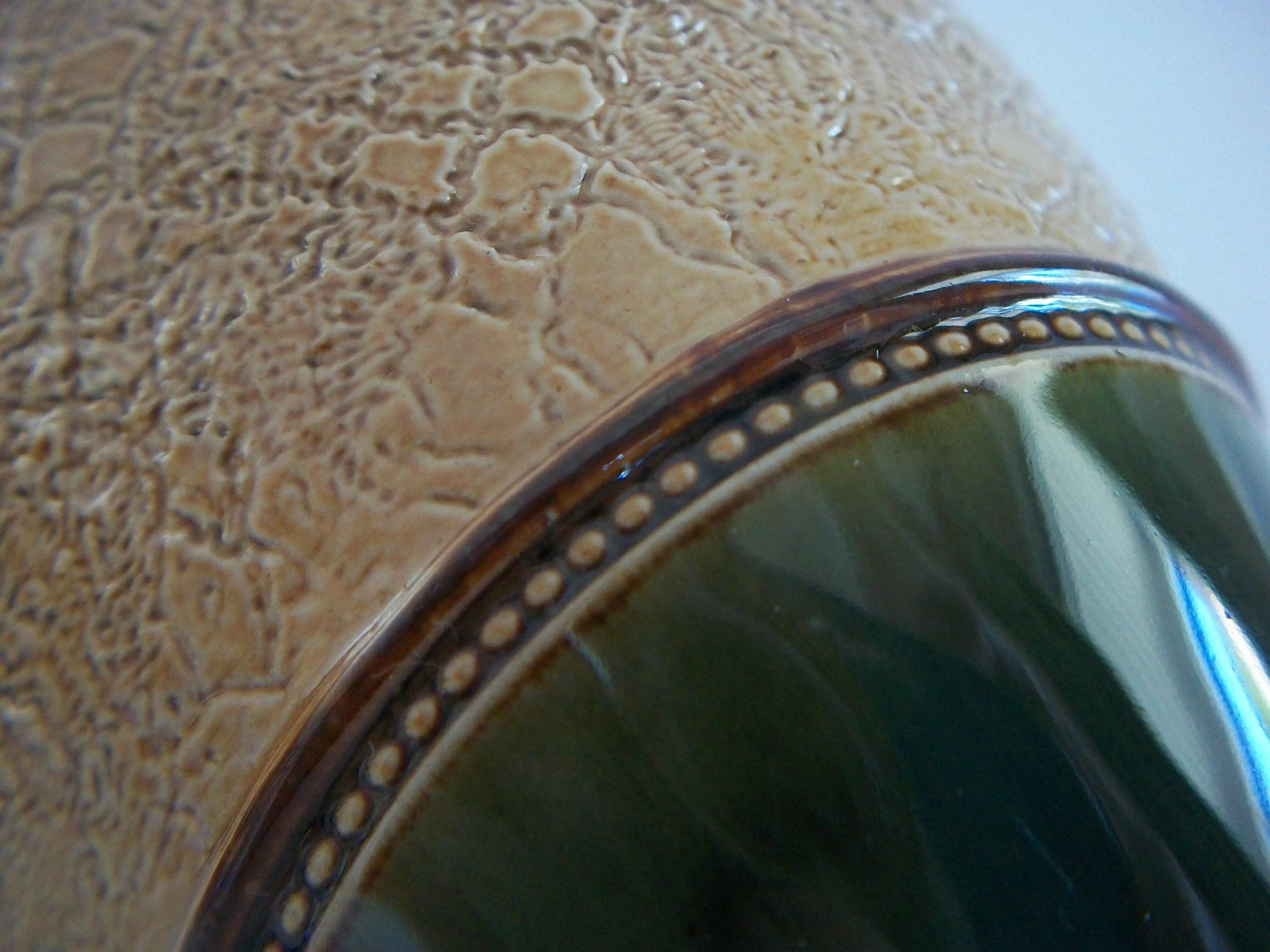 ROYAL DOULTON - Antike Steingutvase mit Prägemuster - CIRCA 1902-1922 - U.K. im Angebot 3