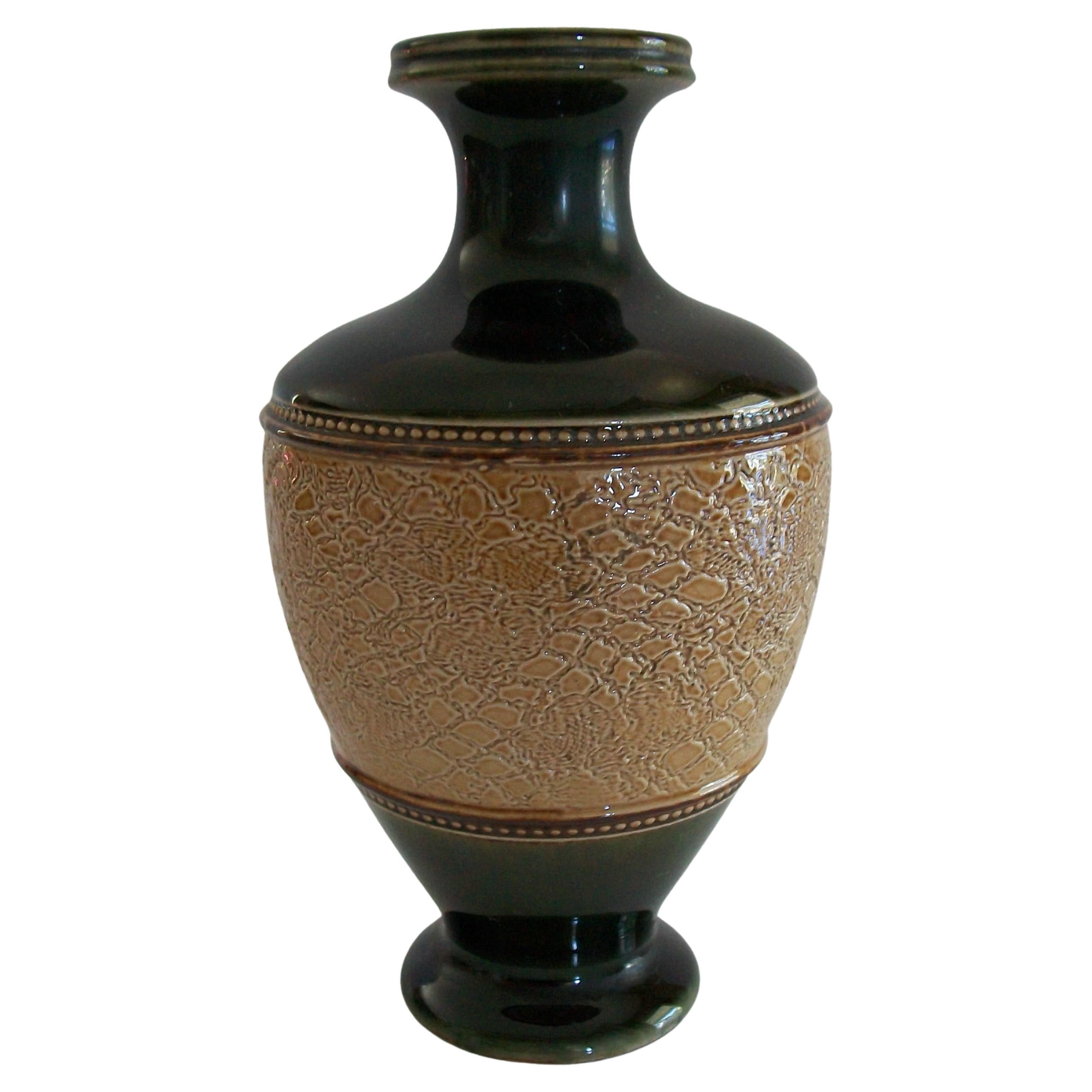 ROYAL DOULTON - Antike Steingutvase mit Prägemuster - CIRCA 1902-1922 - U.K. im Angebot