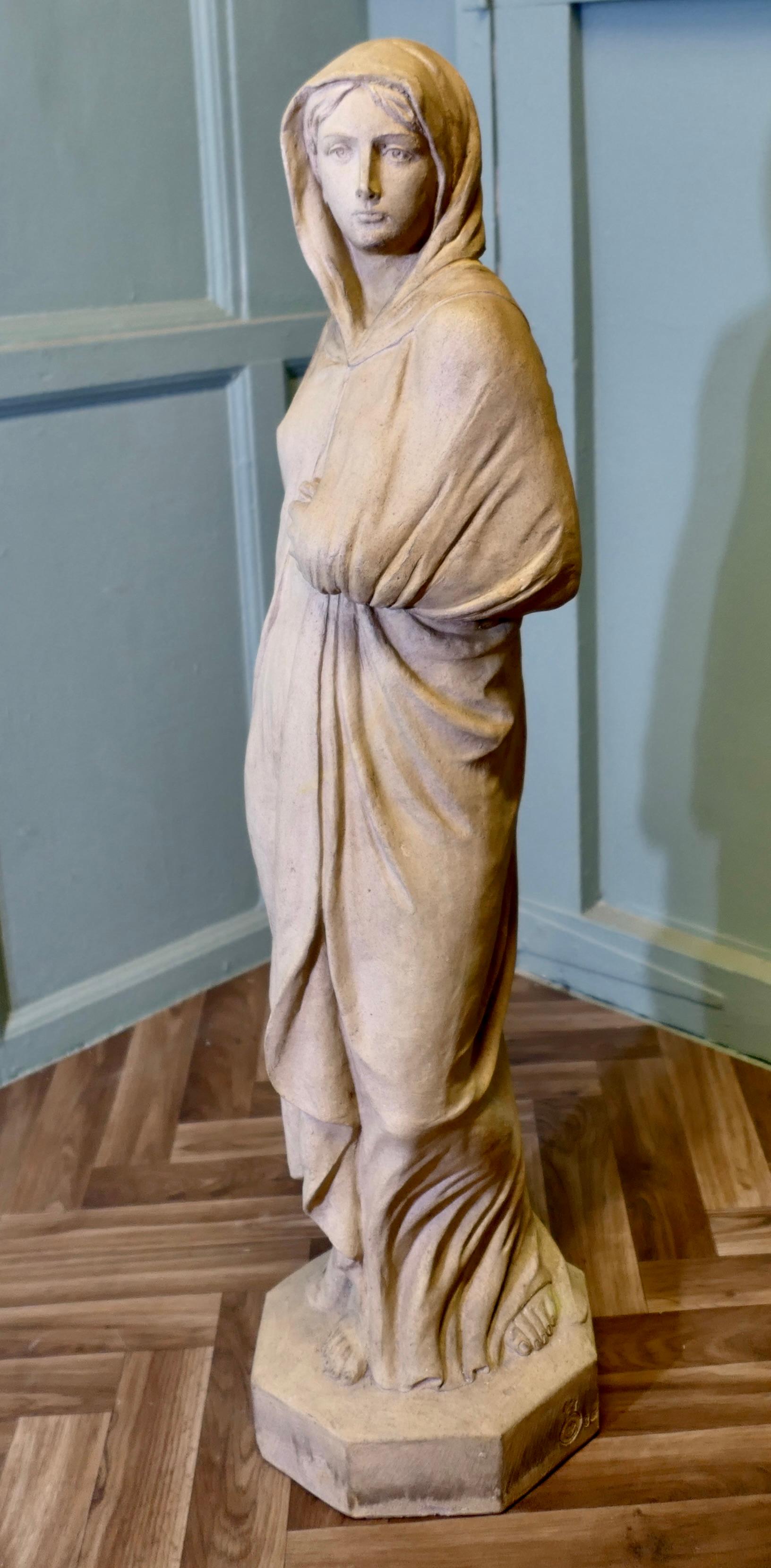 Royal Doulton Statue de femme en terre cuite signée C G
Cette statue est marquée Royal Doulton et signée à côté du timbre.  sur la base octogonale près du pied
Notre charmante mais triste dame est pieds nus et porte ses vêtements près d'elle. Il y a
