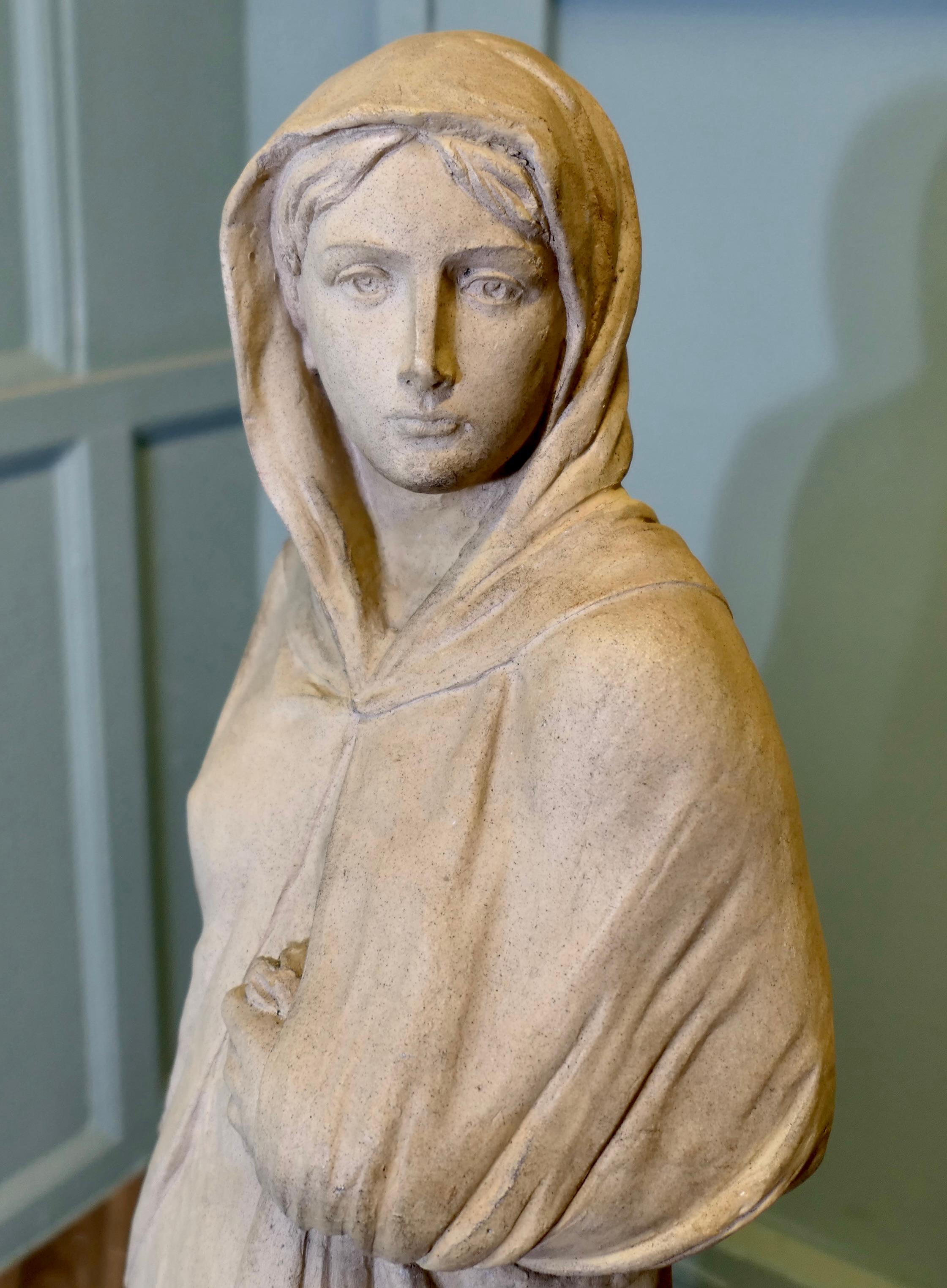 Milieu du XXe siècle Royal Doulton Statue de femme en terre cuite signée C G en vente